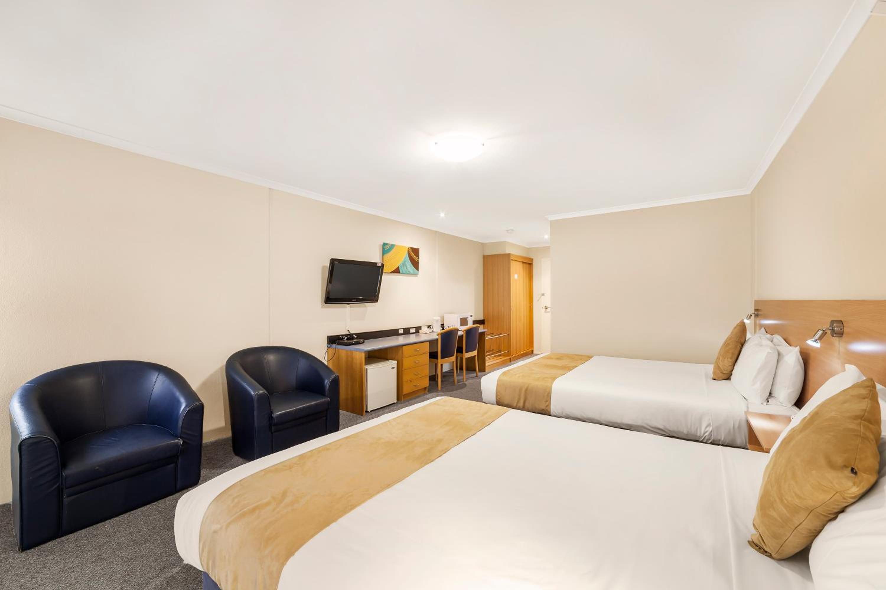Queen Room with Two Queen Beds photo 3