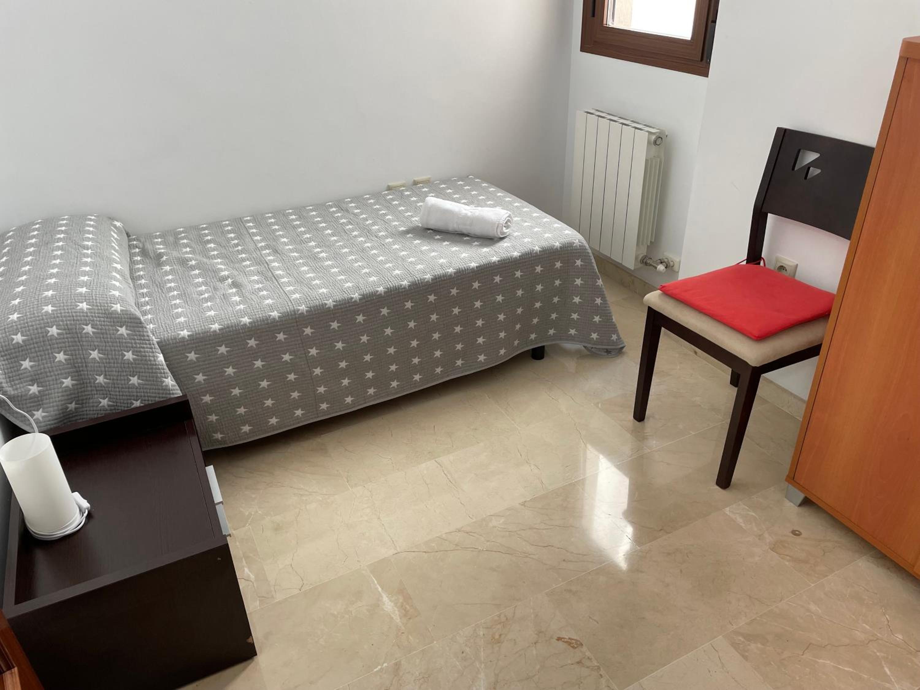 Small Single Room photo 2