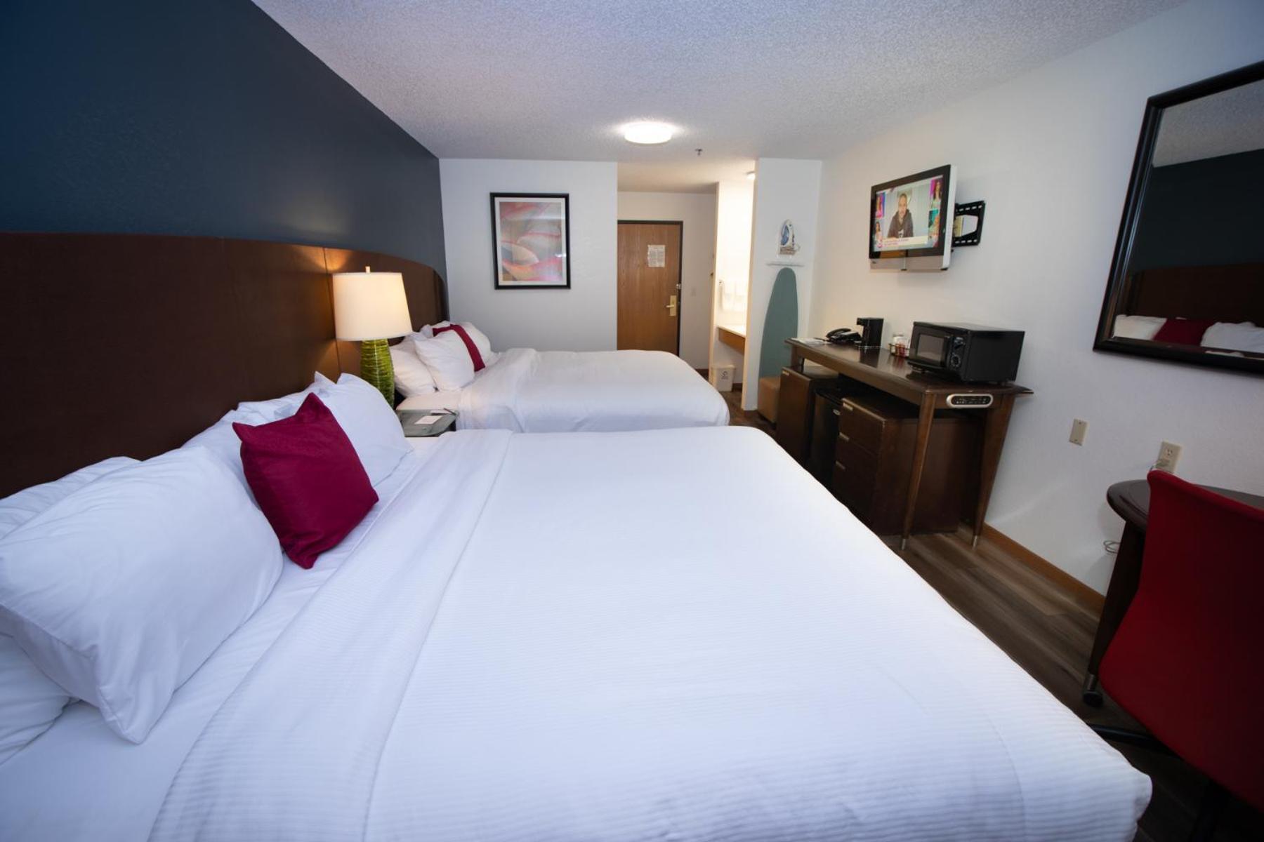 King Room with Two King Beds - Non-Smoking - Photo 3