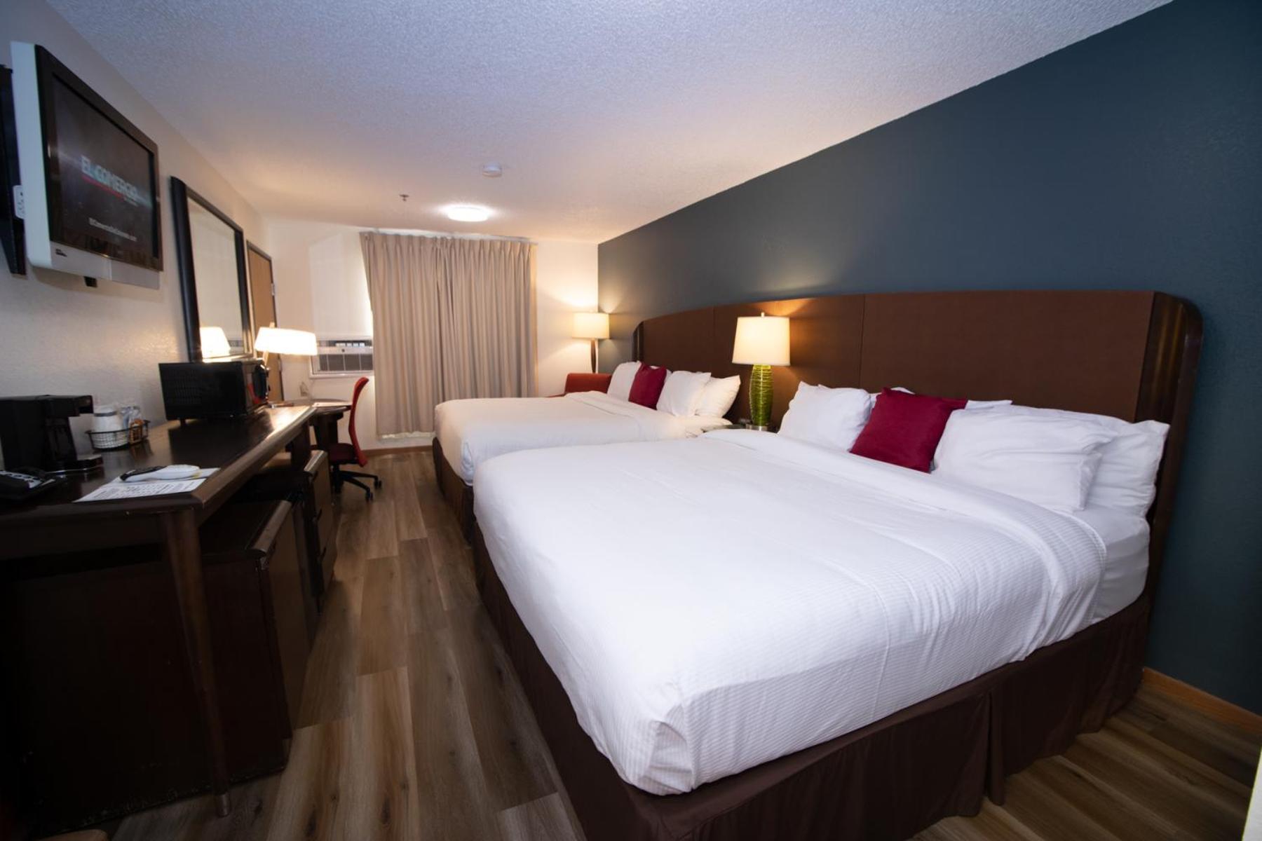 King Room with Two King Beds - Non-Smoking - Photo 5