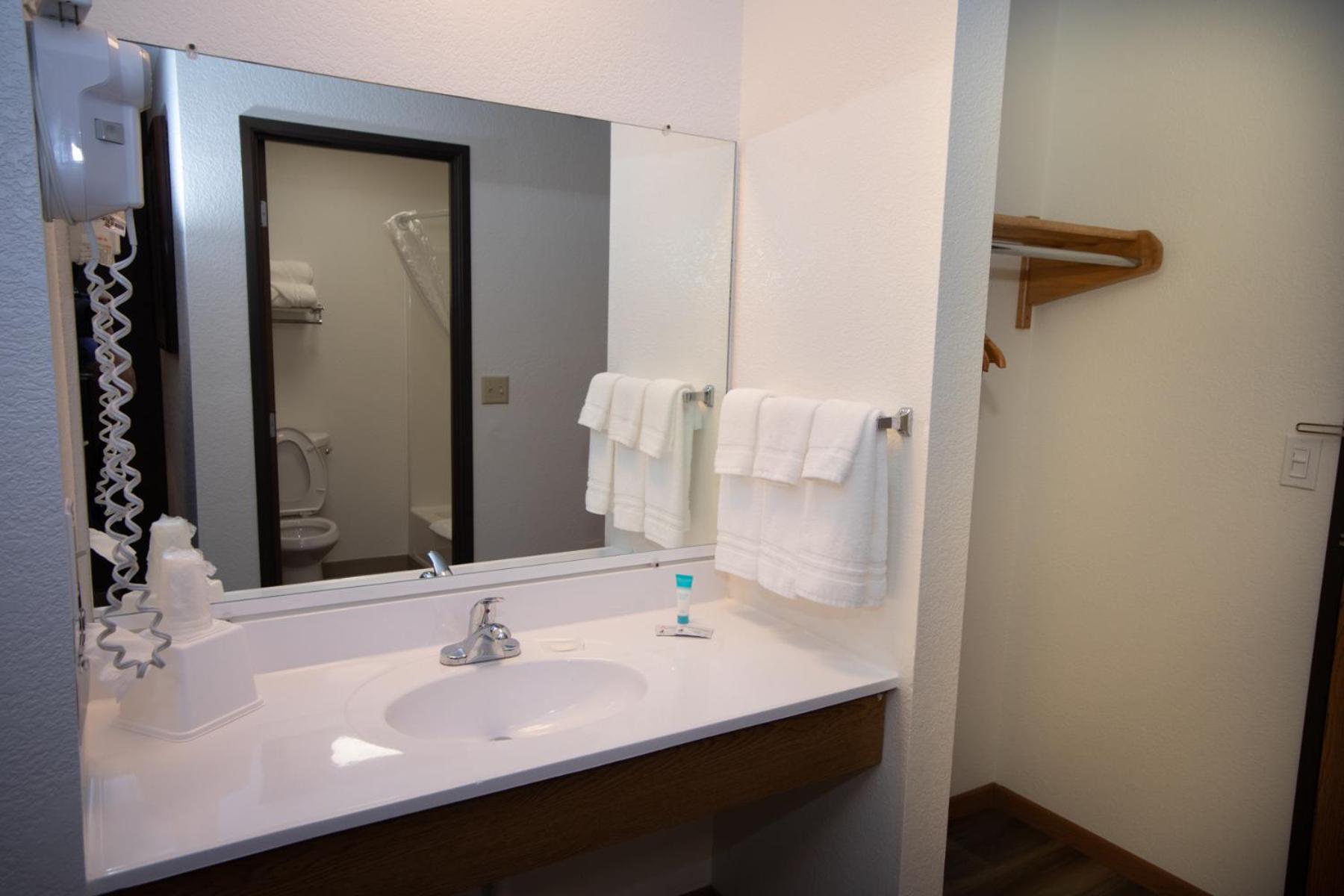Standard King Room - Photo 11