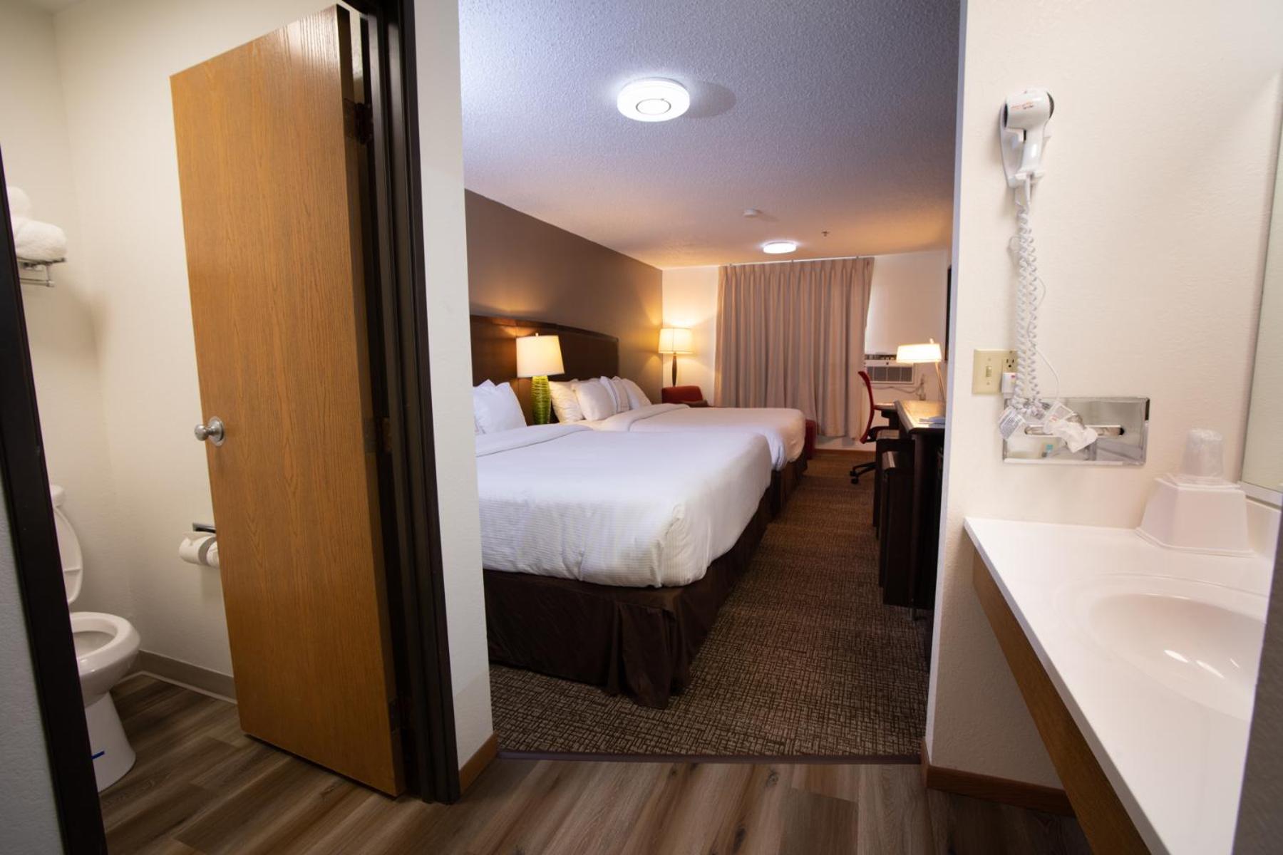 King Room with Two King Beds - Non-Smoking - Photo 6