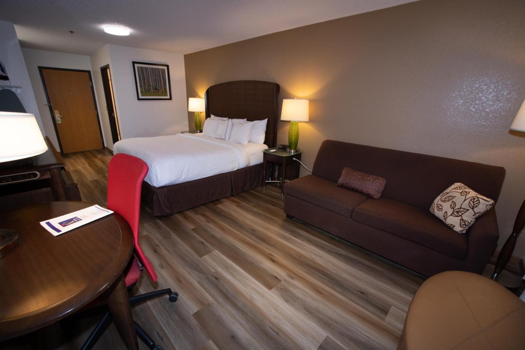 Standard King Room - Photo 10