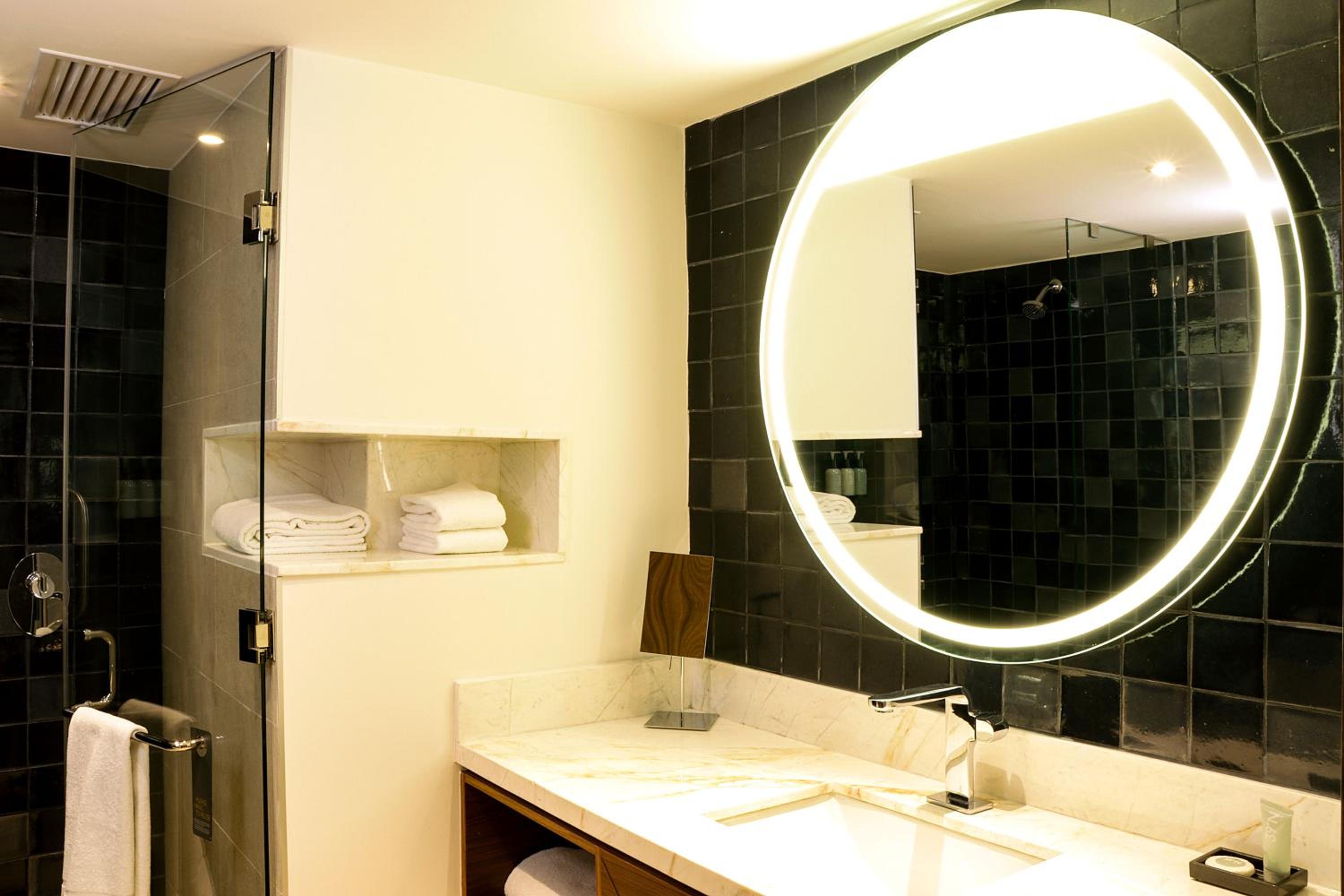 Business Deluxe, Deluxe Guest room, 1 King, City view - Photo 5