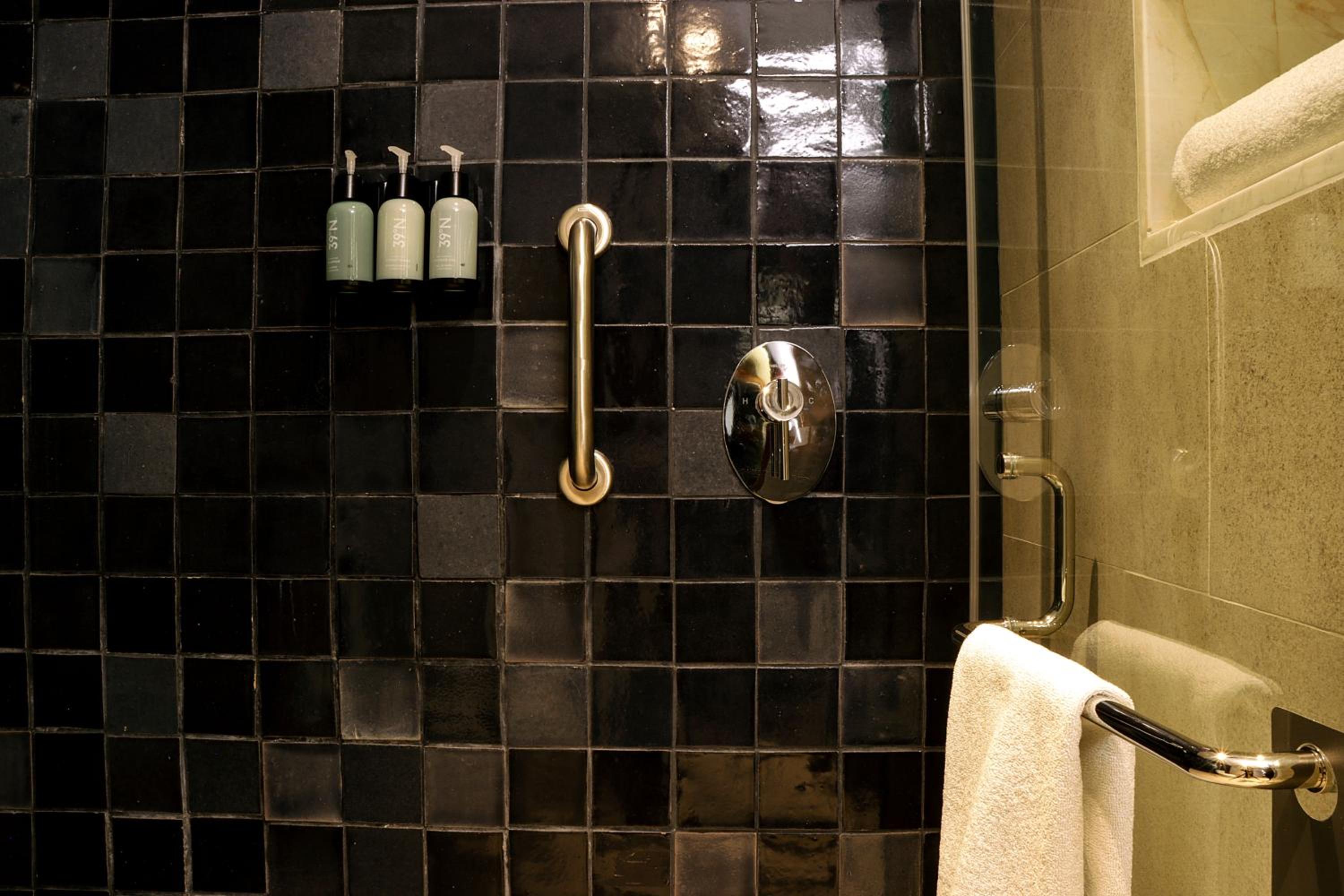 Business Deluxe, Deluxe Guest room, 1 King, City view - Photo 7