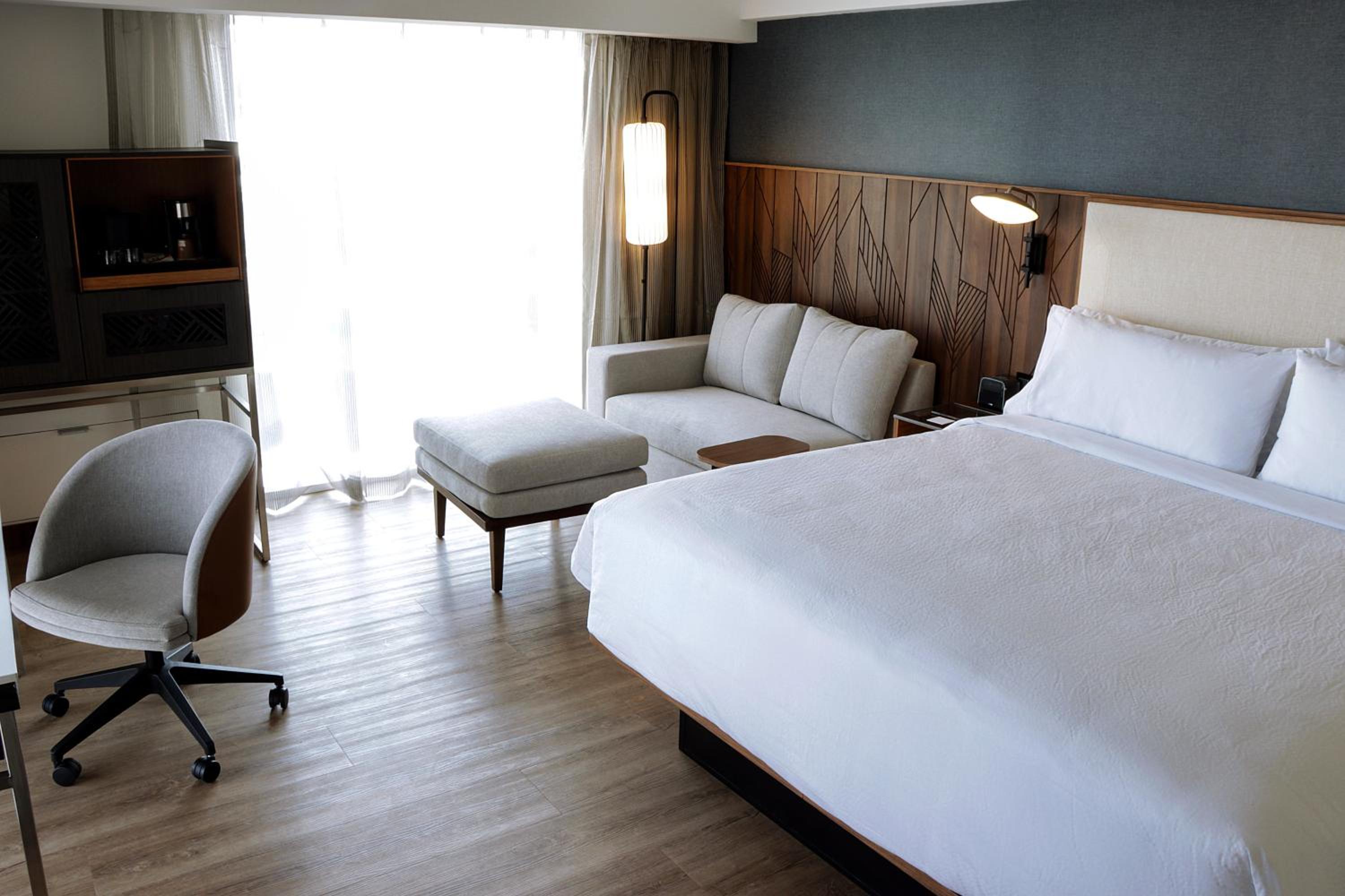Business Deluxe, Deluxe Guest room, 1 King, City view - Photo 3