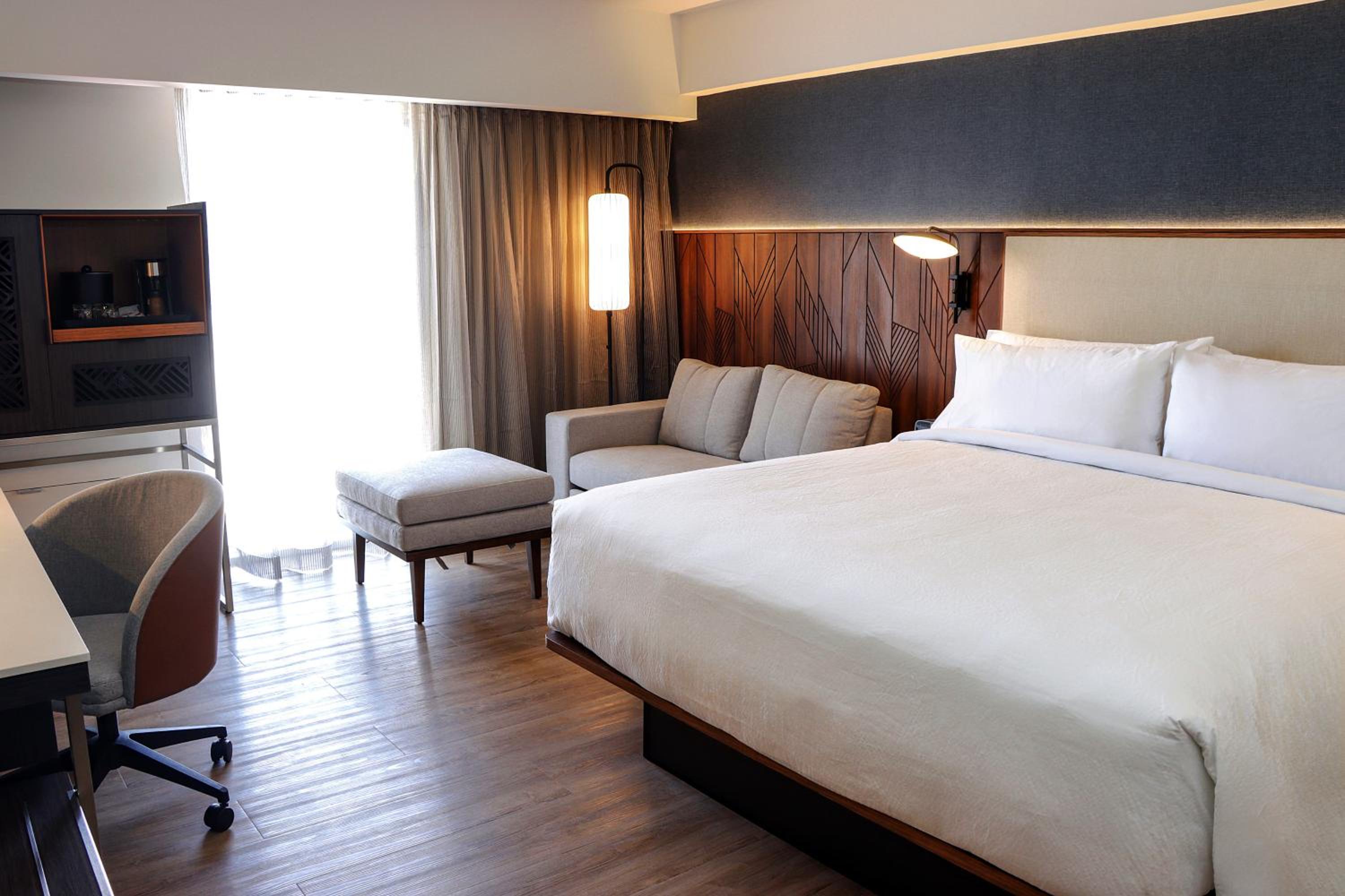 Business Deluxe, Deluxe Guest room, 1 King, City view - Photo 1