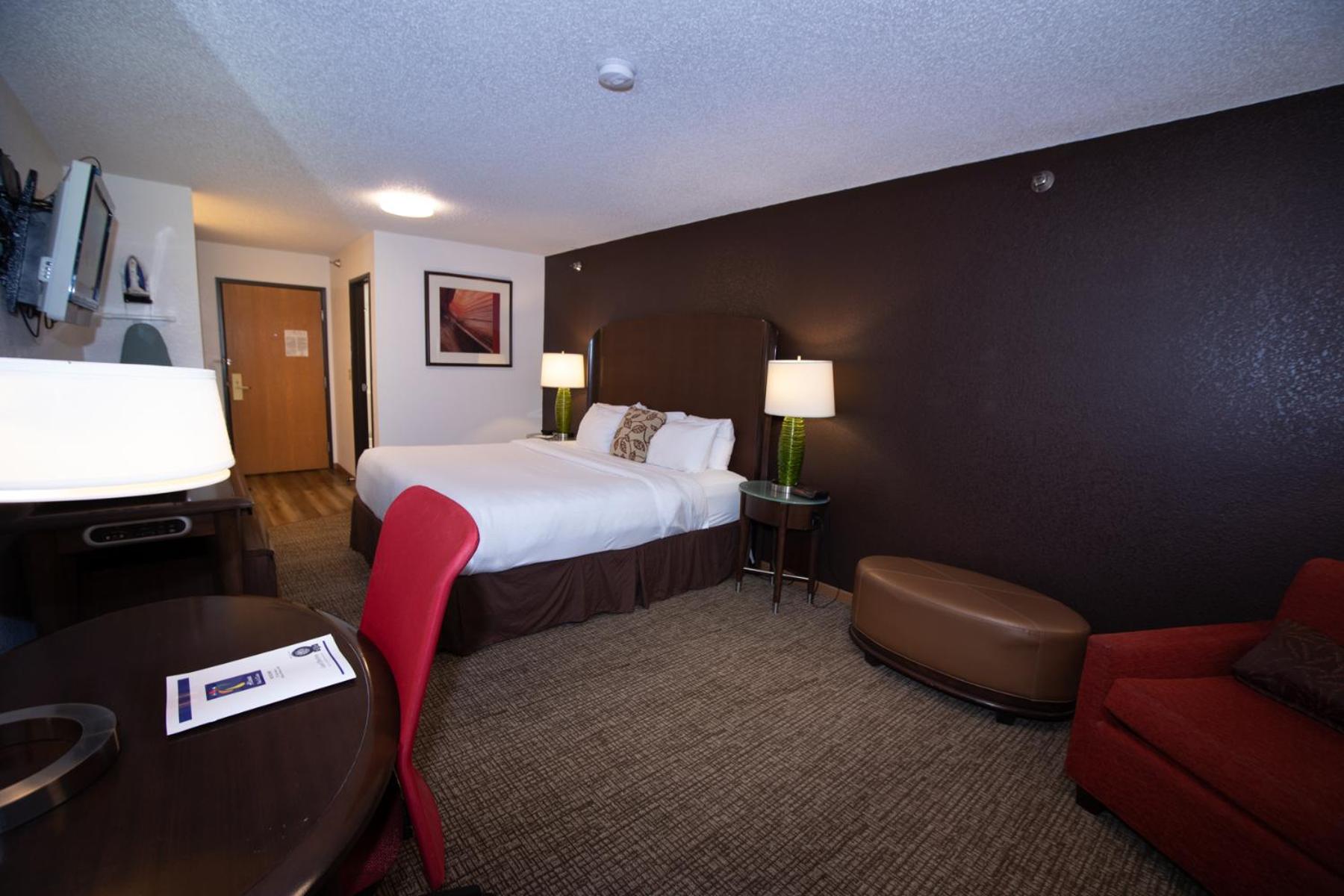 Standard King Room - Photo 13