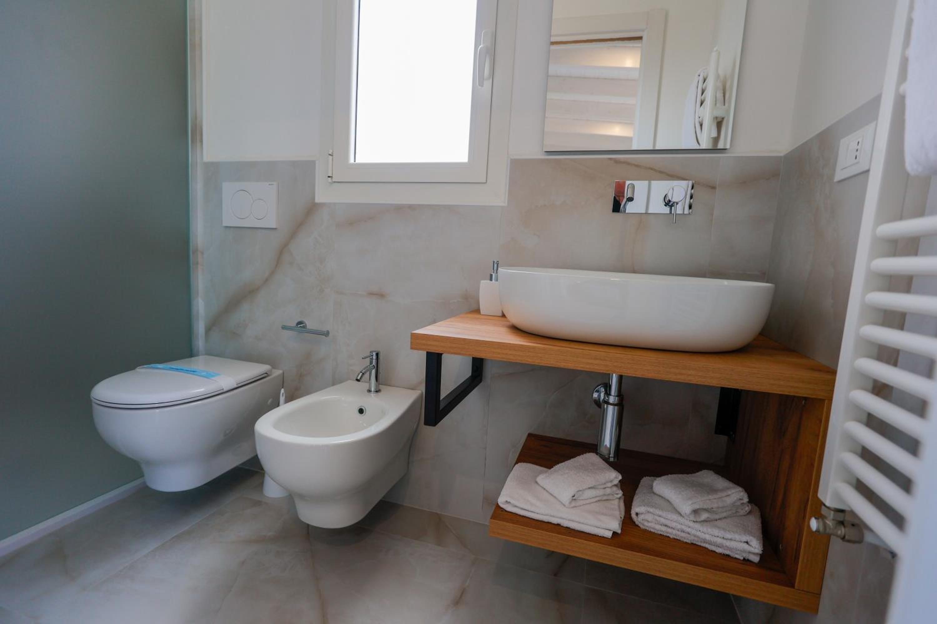 Double Room with Pool View - Photo 12