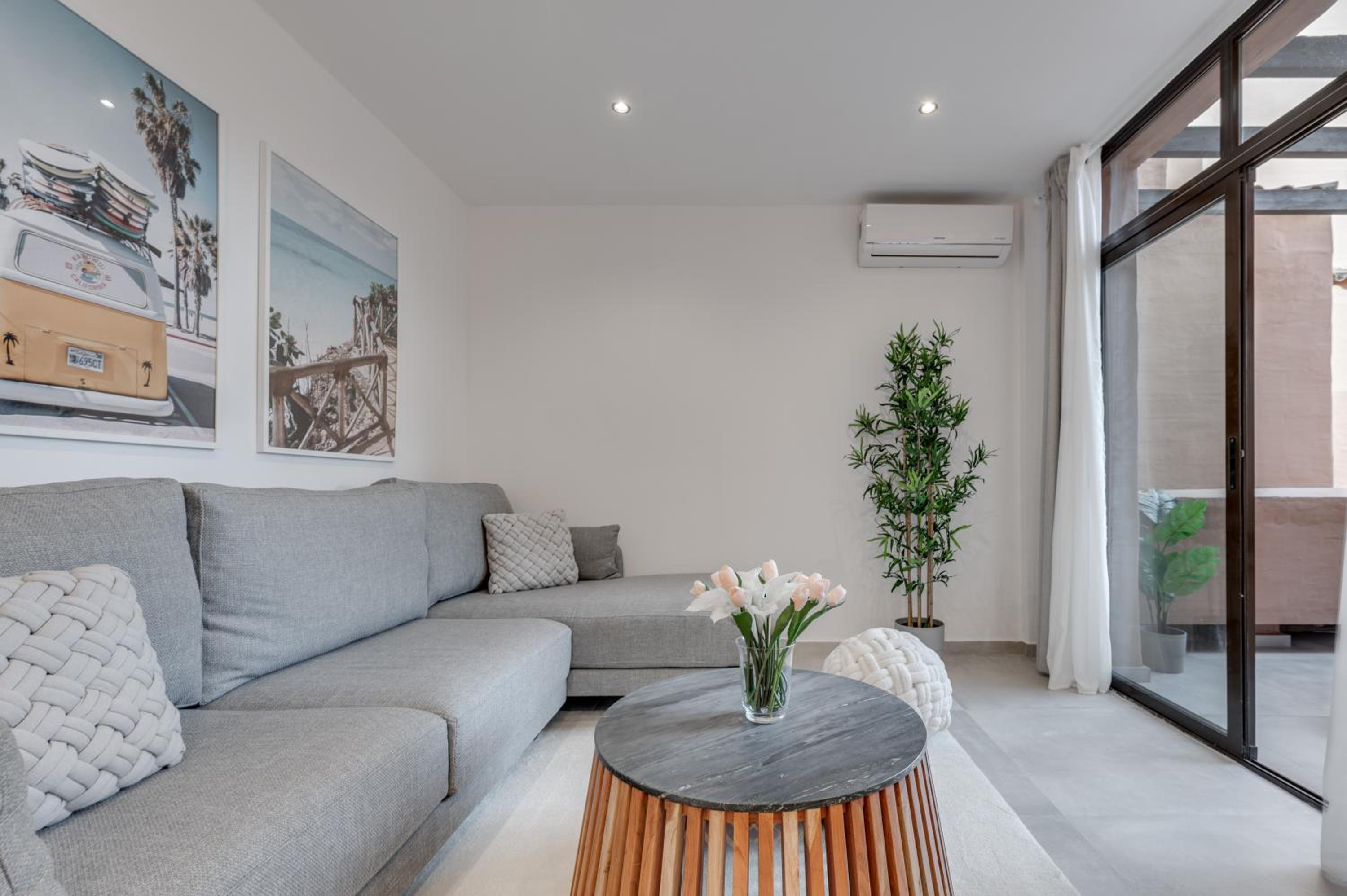 Apartamento de lujo de dos habitaciones con balcón