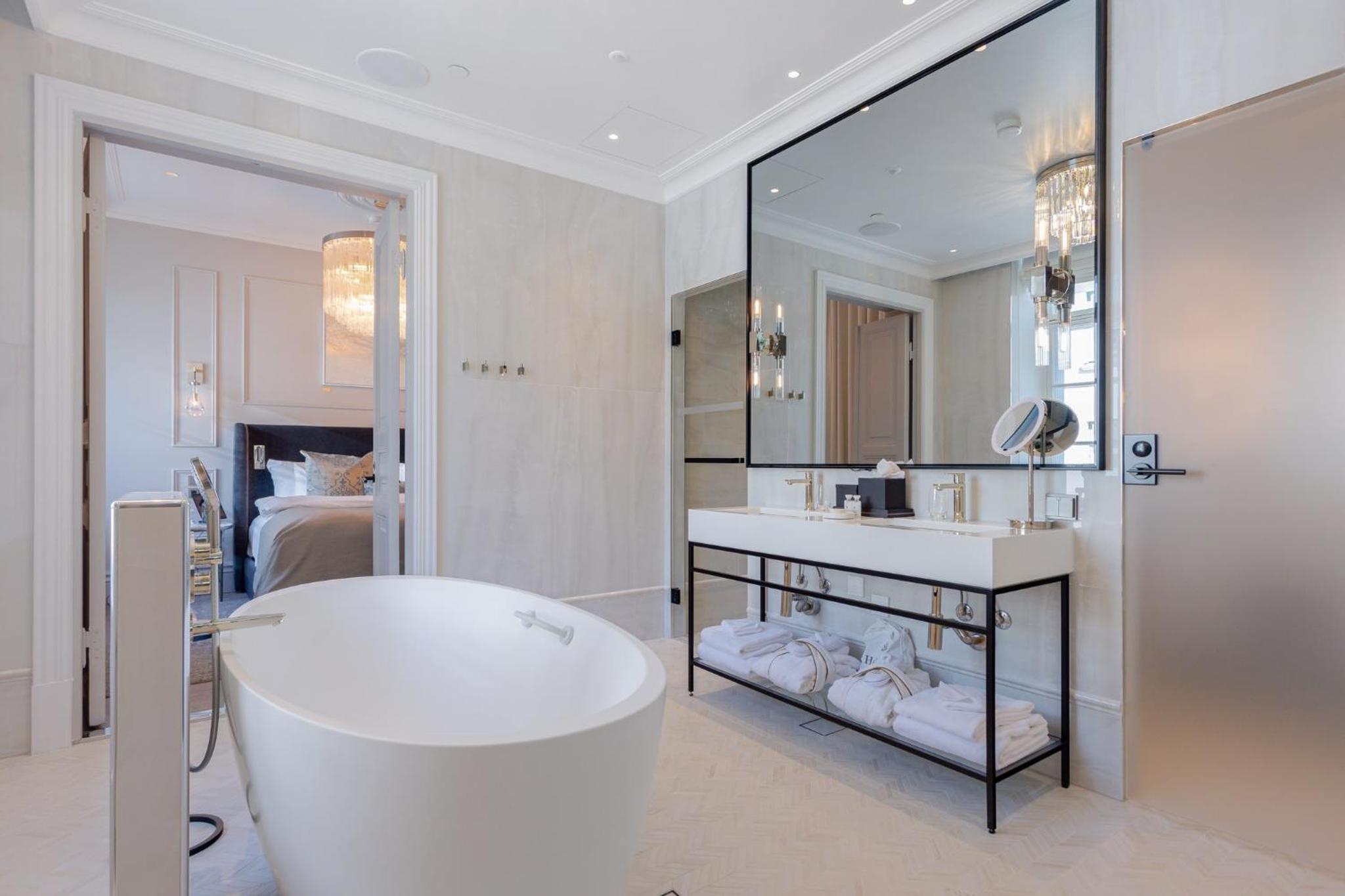 Residential King Suite - Photo 3