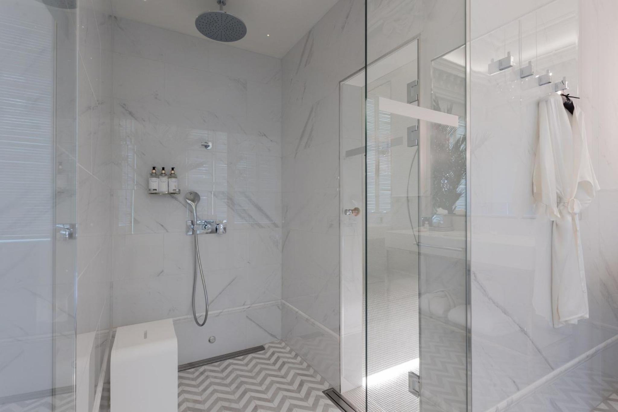 Signature Suite - Photo 1