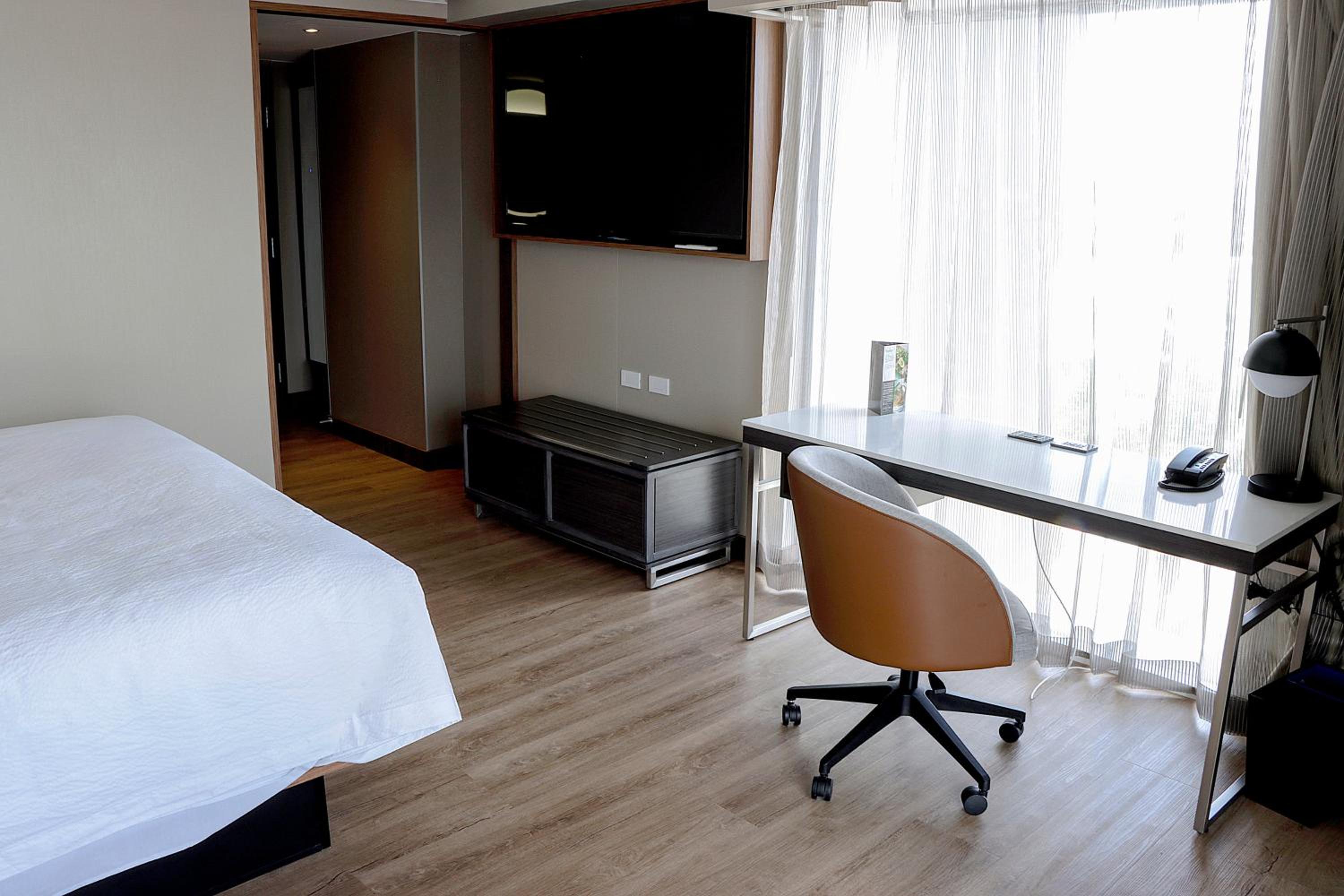 Corner Room, Guest room, 1 King, City view, Corner room