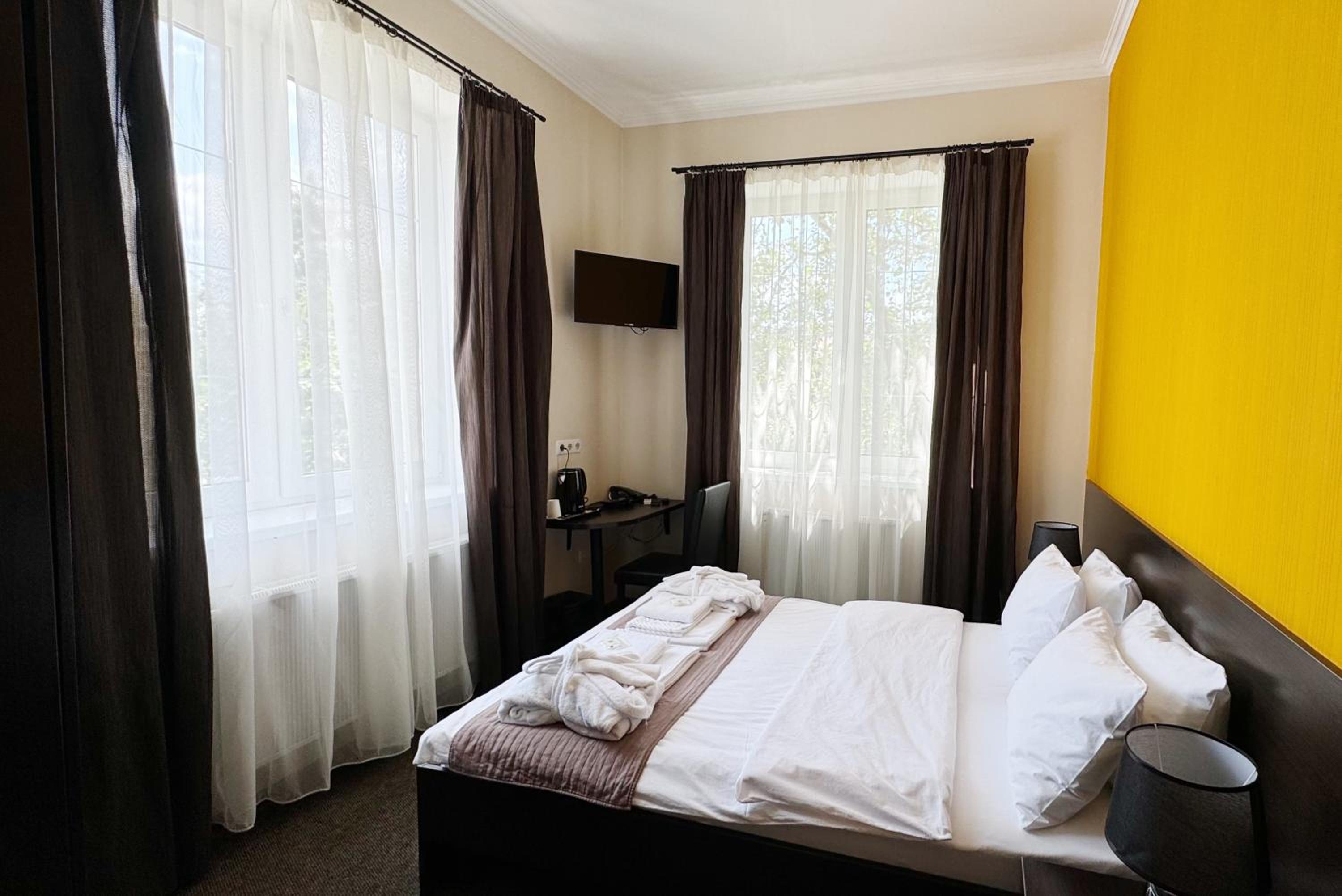 Double Room with Shared Bathroom photo 2