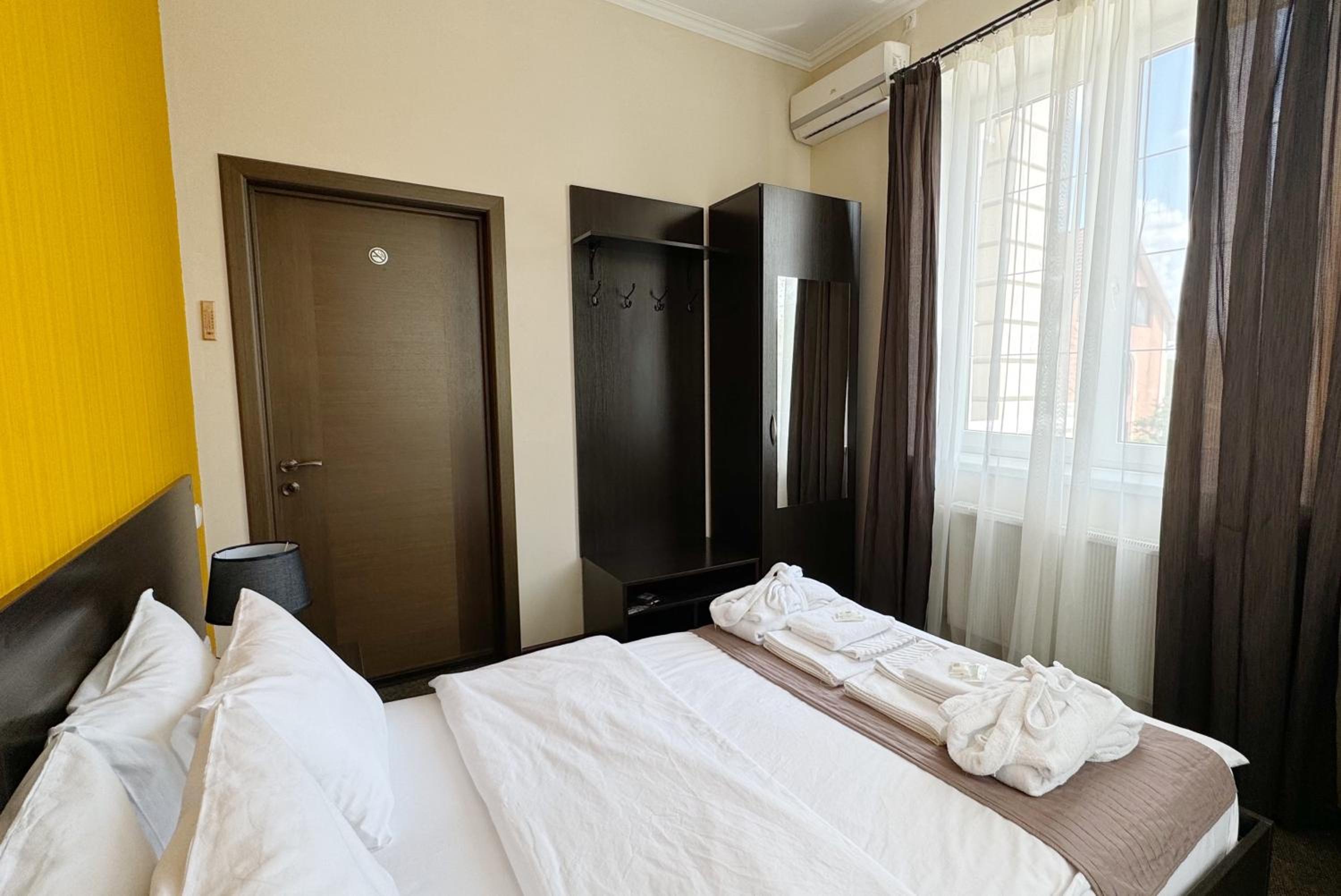 Double Room with Shared Bathroom photo 3