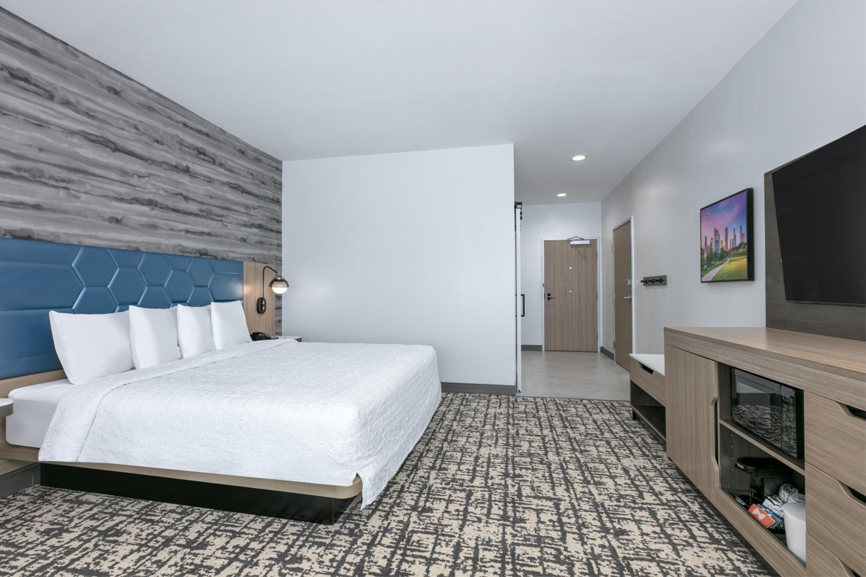 King Room with Roll-In Shower - Mobility/Hearing Accessible - Photo 8