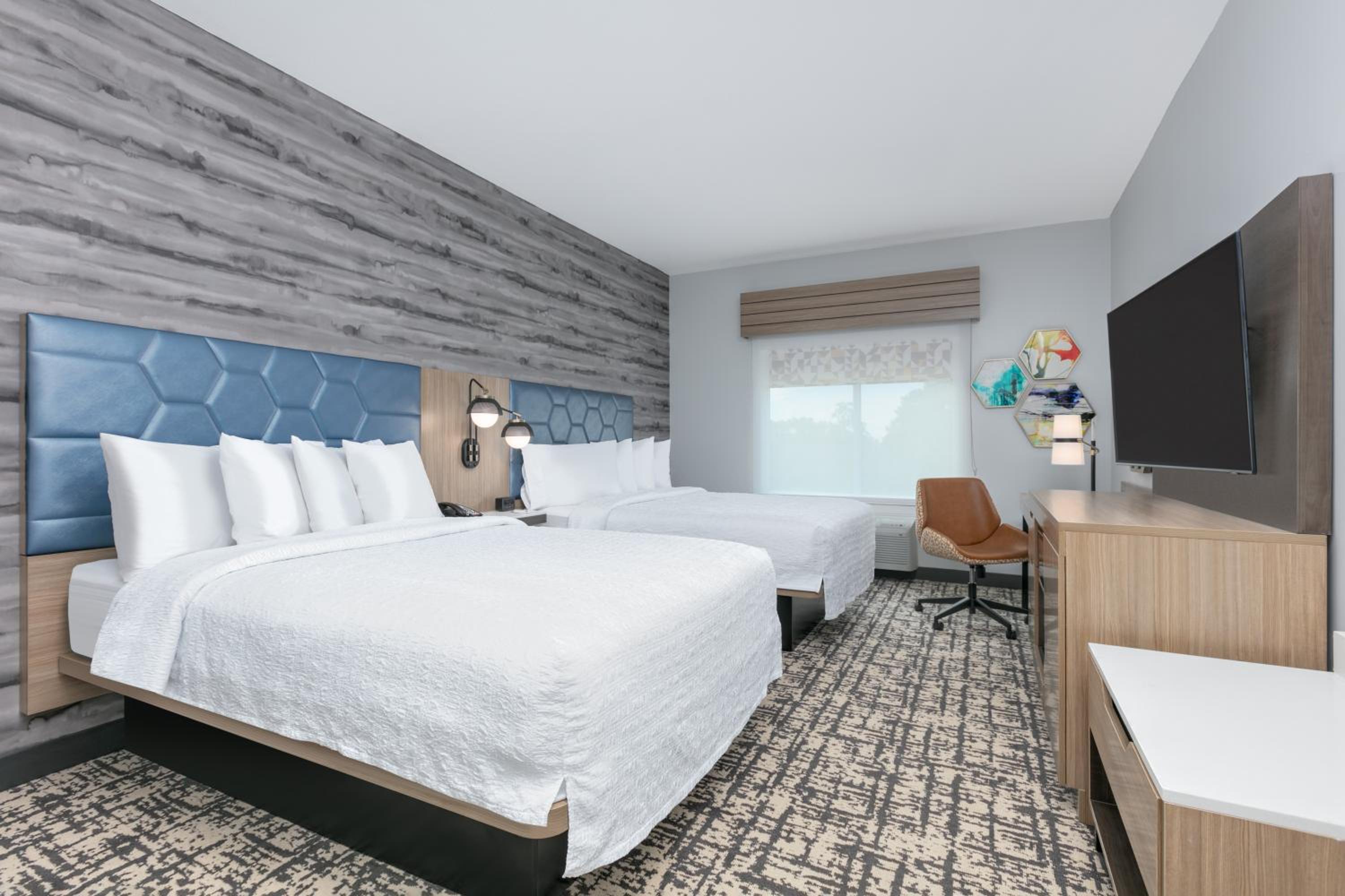 Queen Room with Two Queen Beds - Photo 6