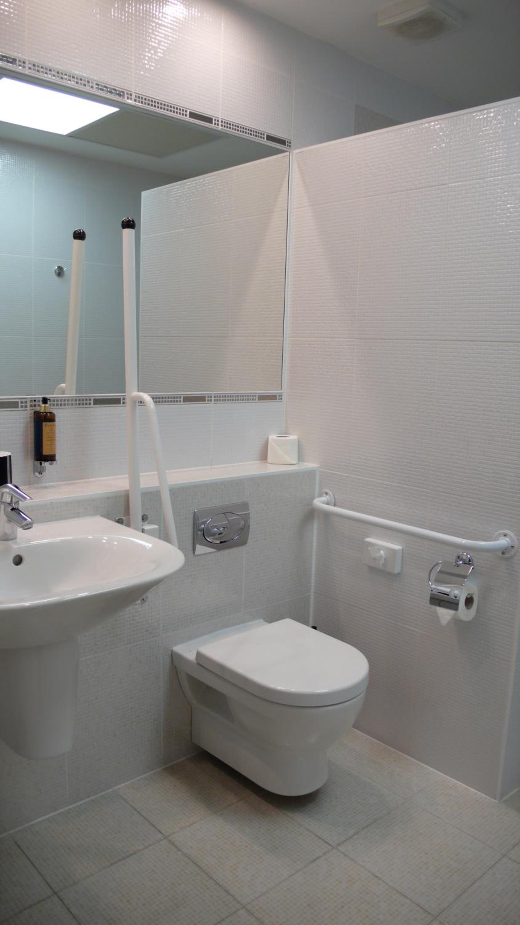 Standard Double or Twin Room - Photo 16