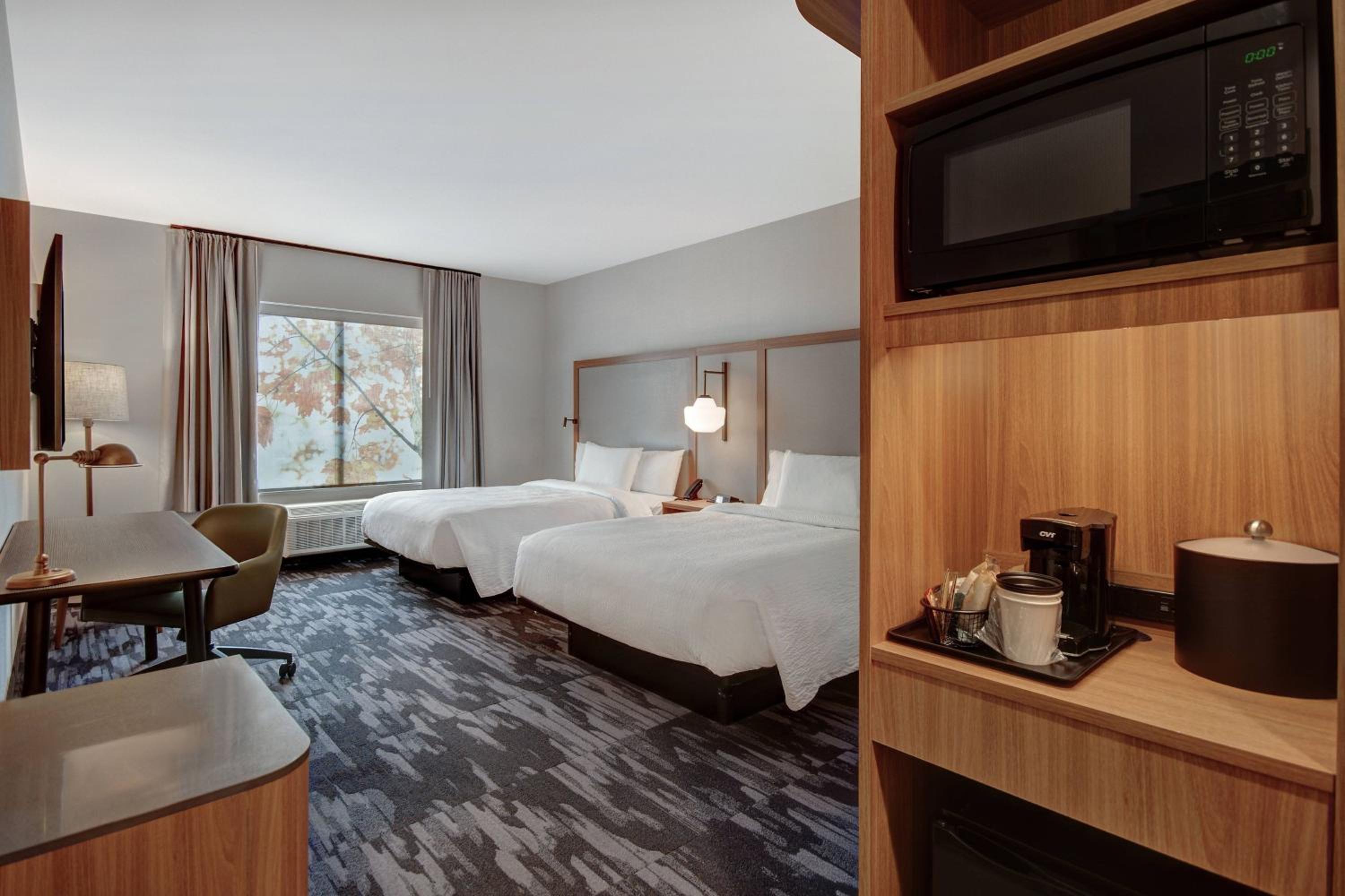 Queen Room with Two Queen Beds - Photo 5