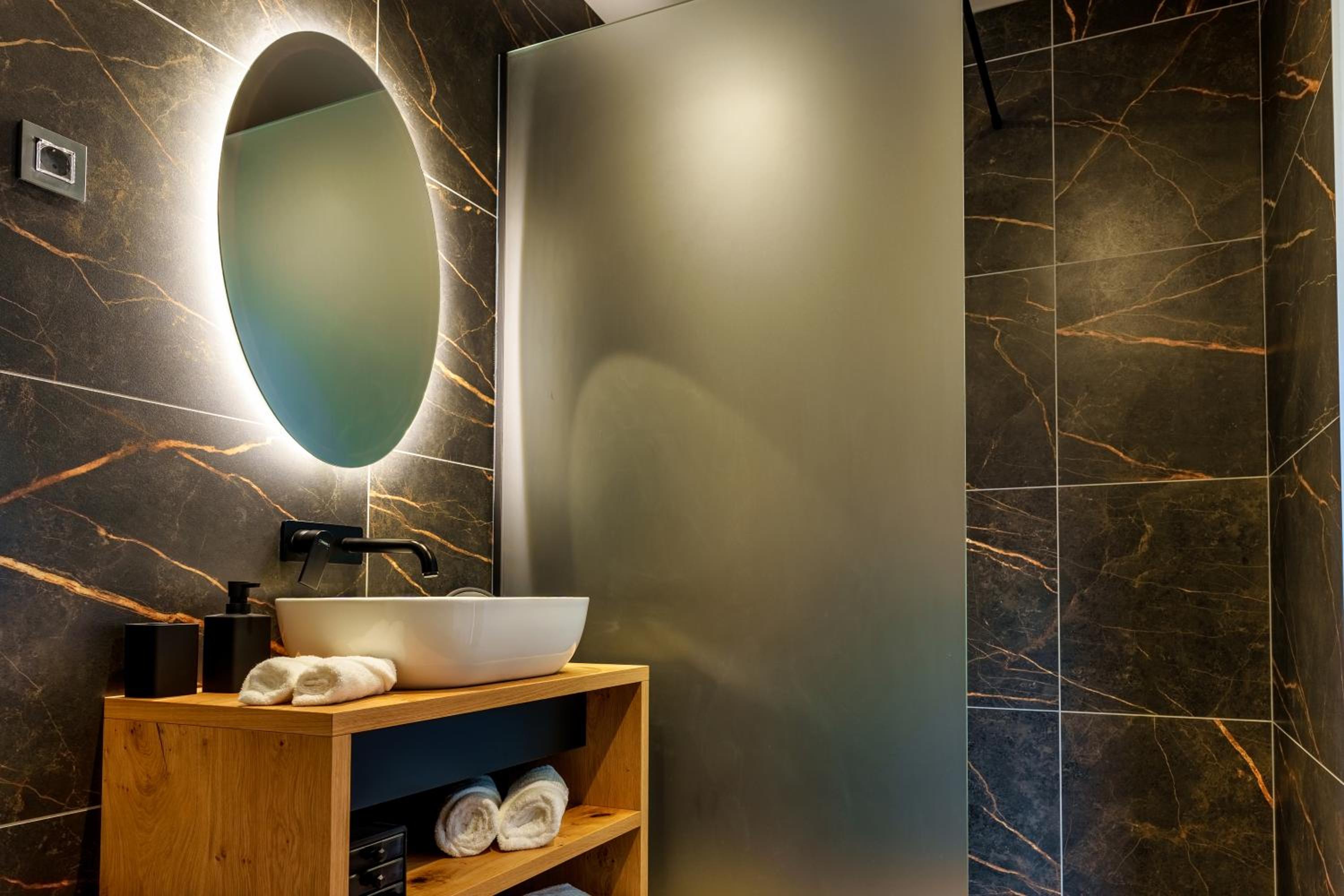 Deluxe Double or Twin Room with City View photo 3