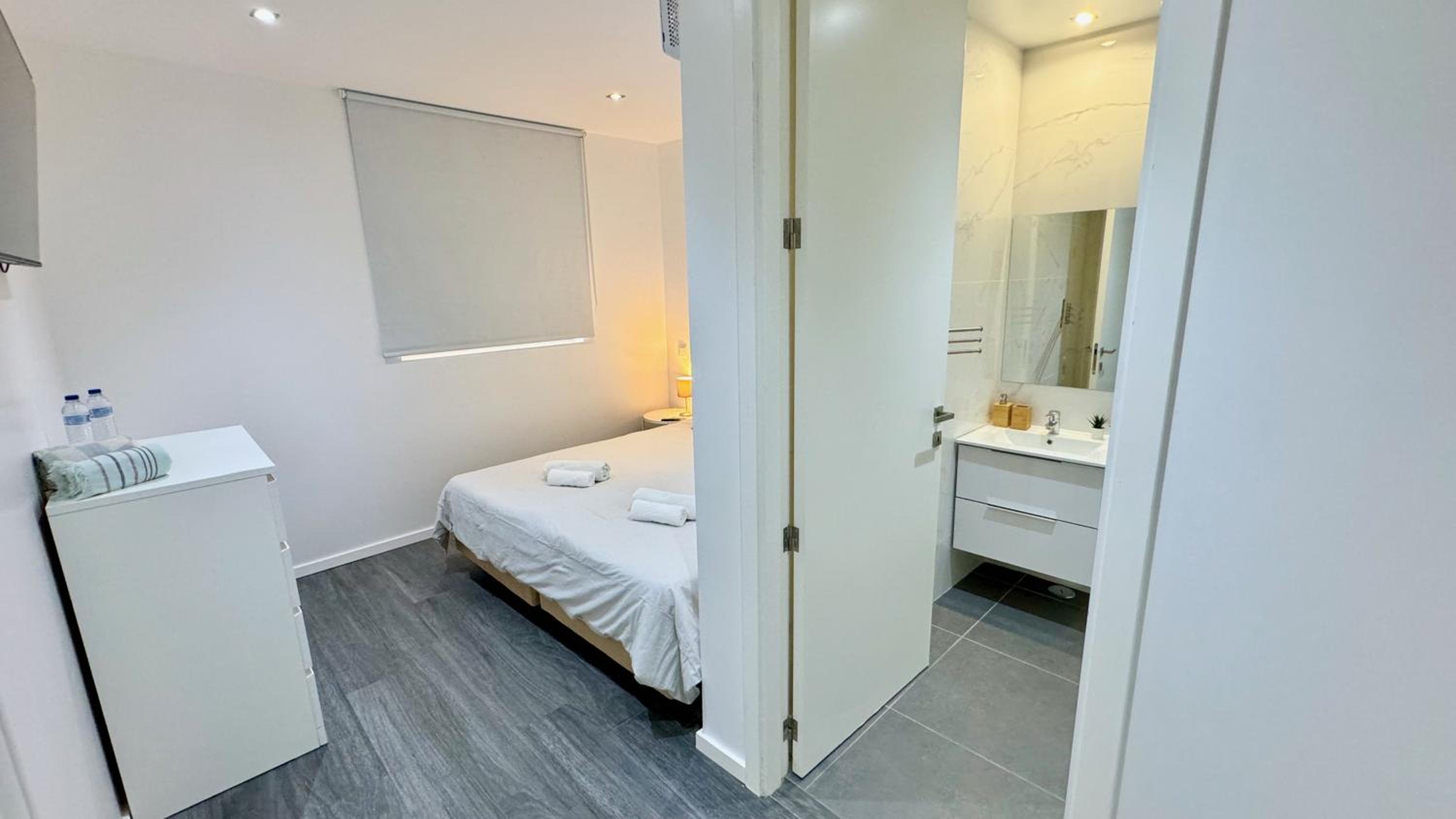 Double or Twin Room with Private Bathroom - Photo 3