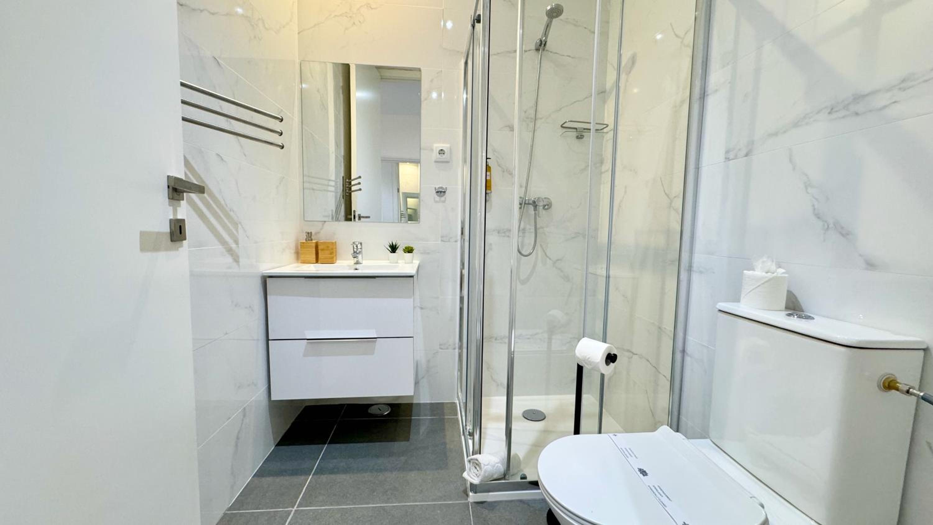 Double or Twin Room with Private Bathroom - Photo 4