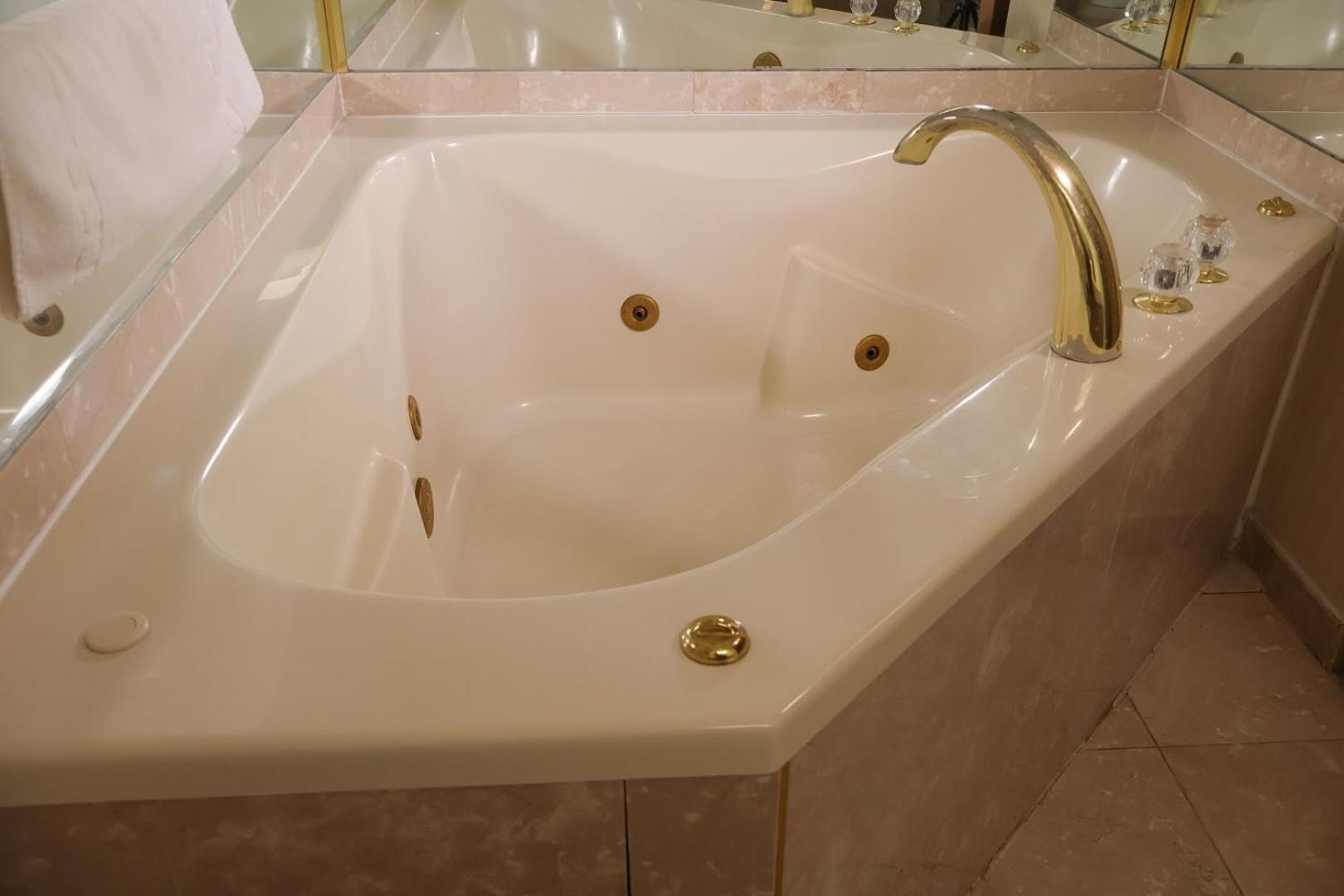 Suite with Hot Tub - Photo 4