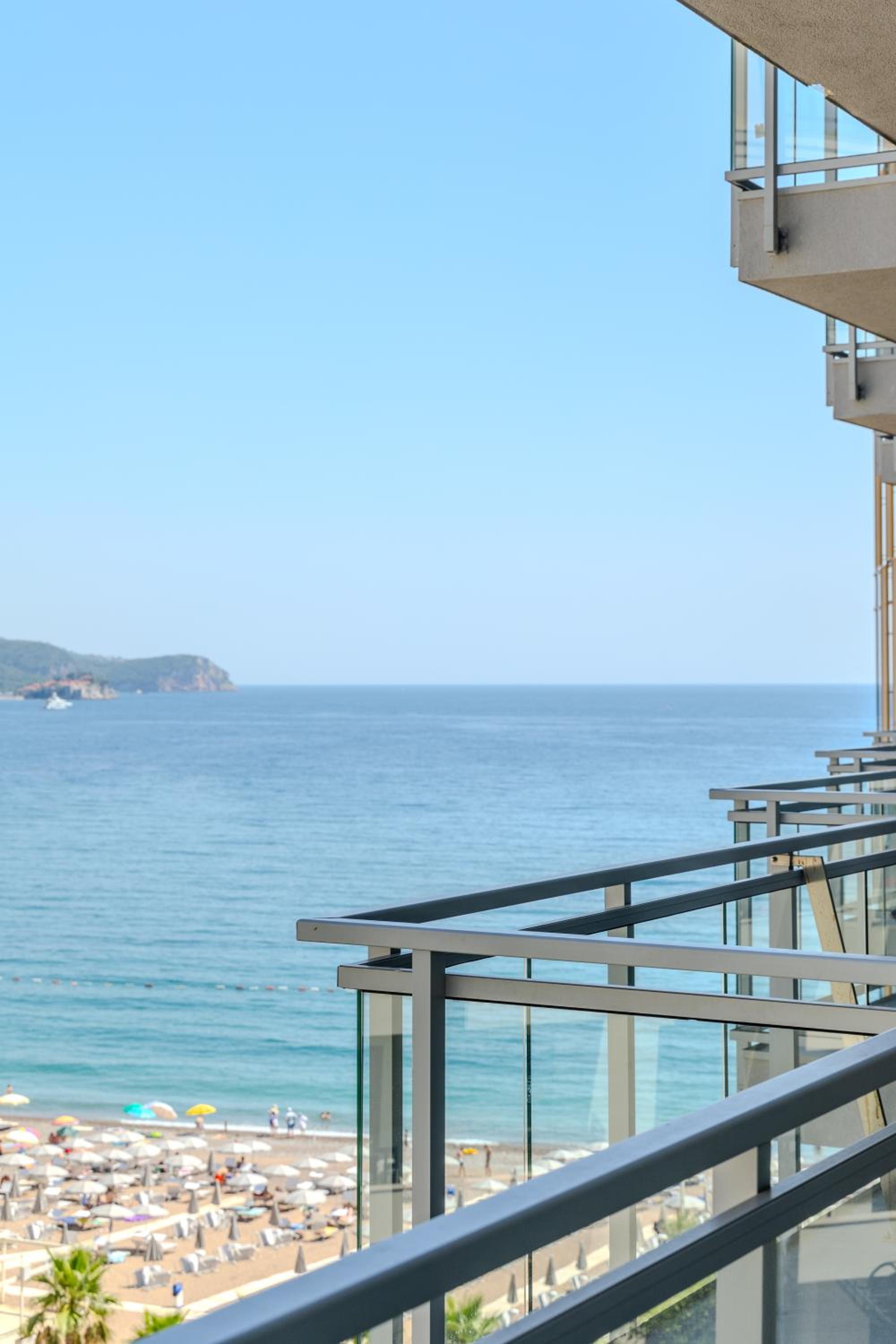 One-Bedroom Apartment with View photo 2