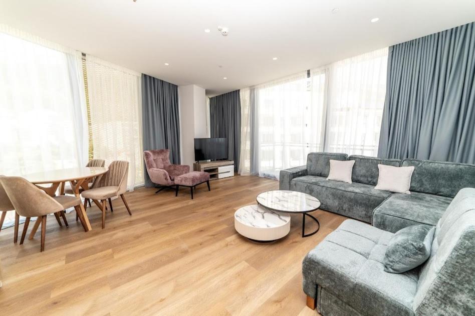 One-Bedroom Apartment with View photo 1