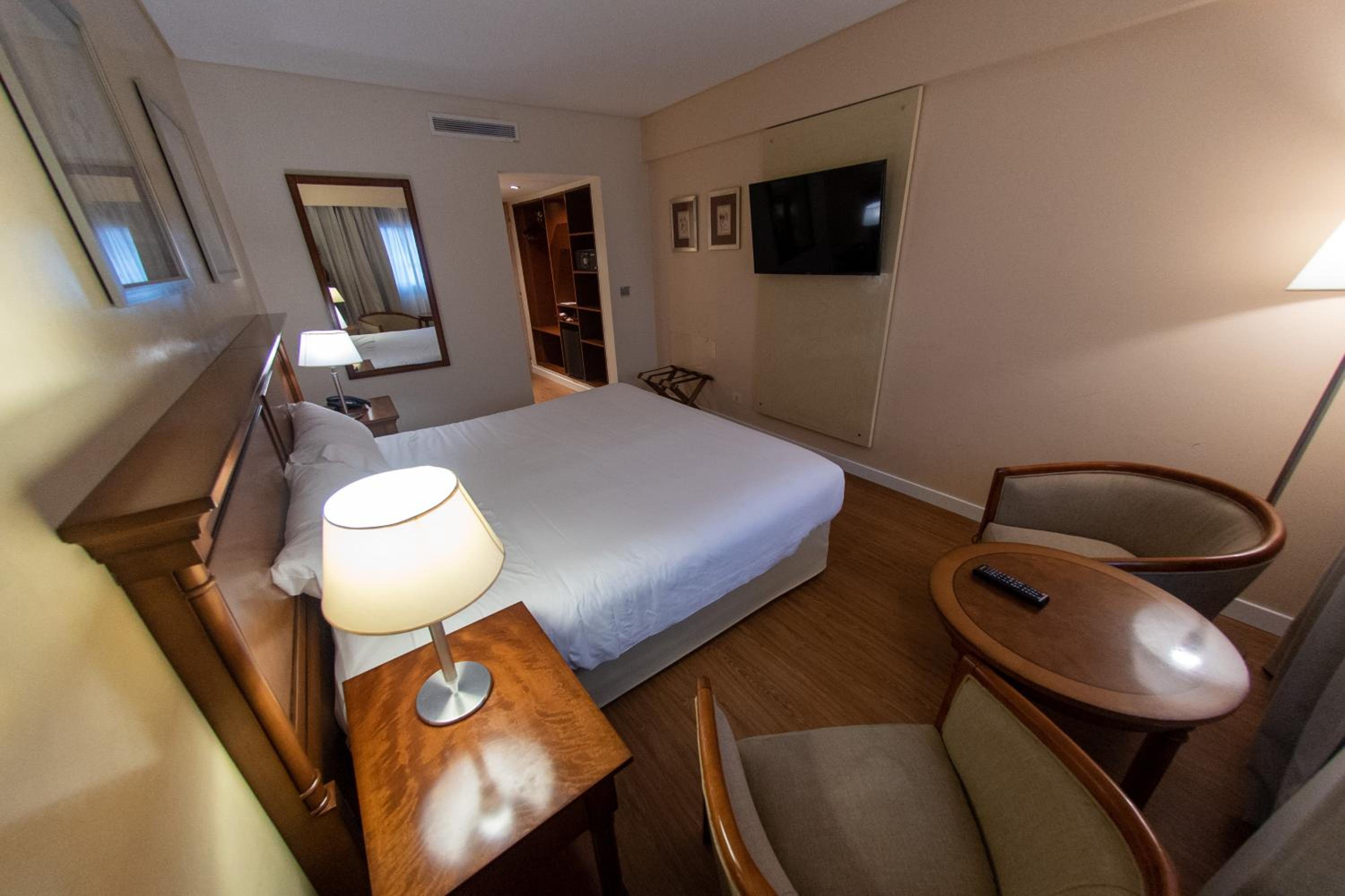 Standard Double Room thumbnail 6