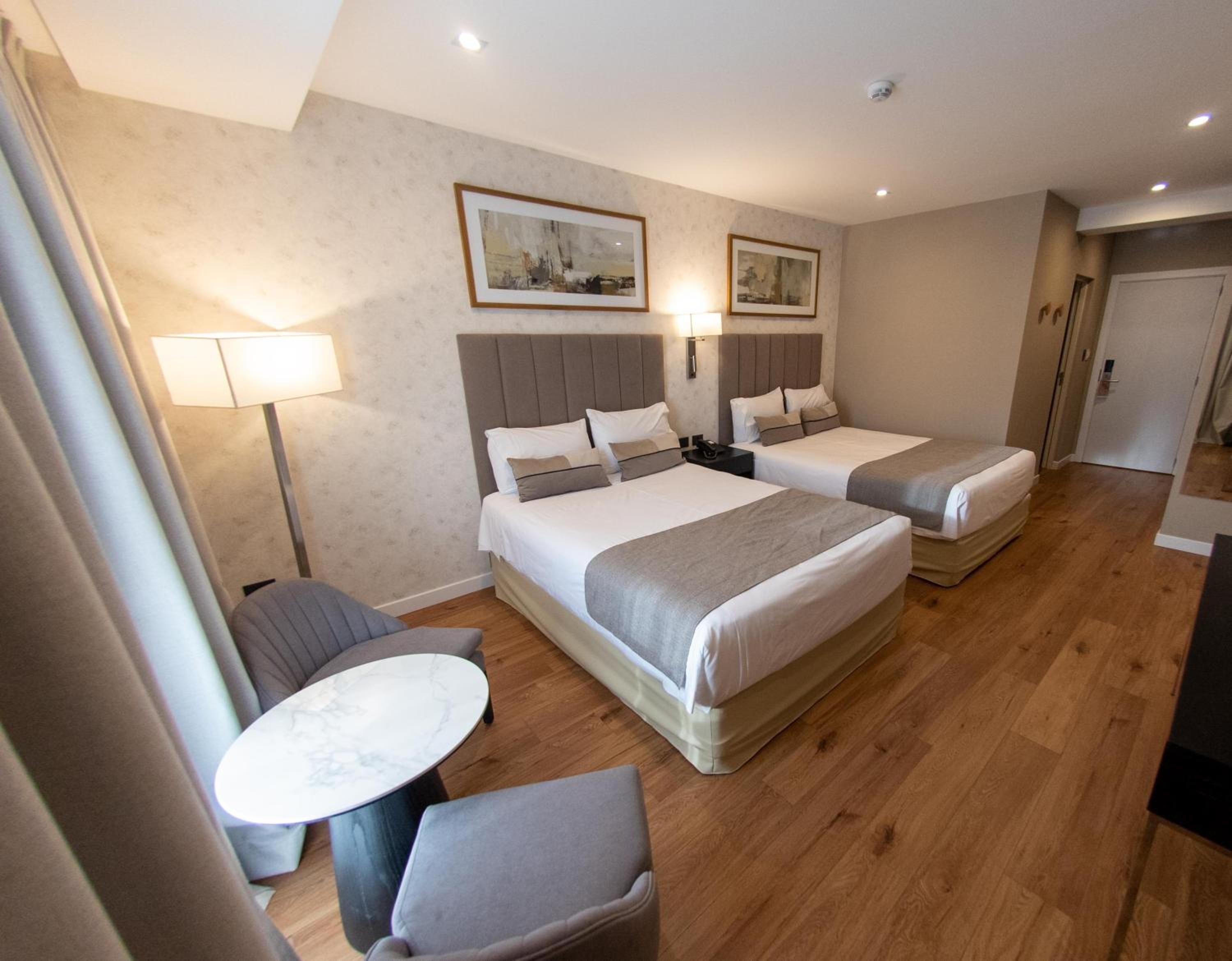 Superior Double Room thumbnail 6