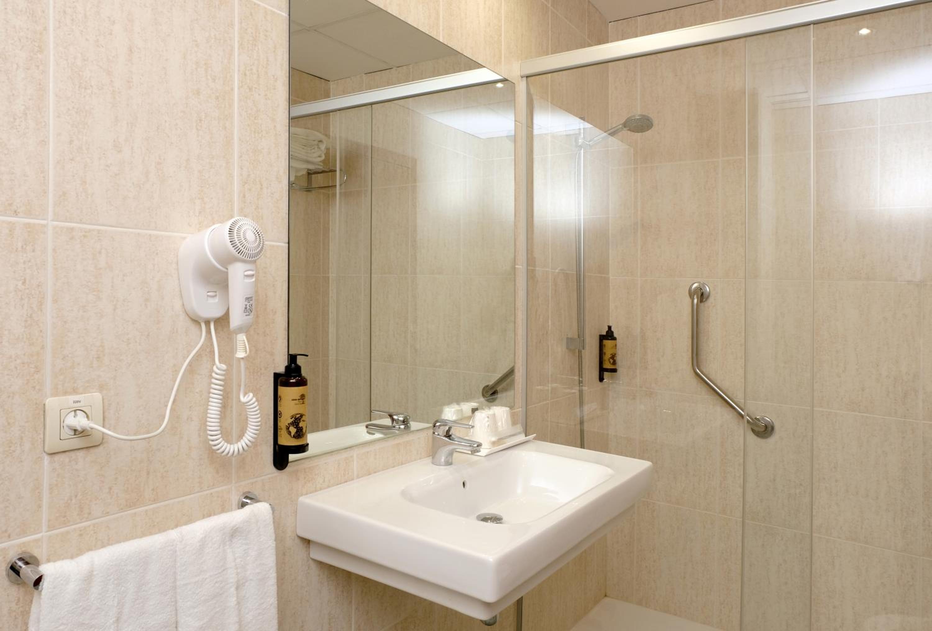 Twin Room - Photo 3