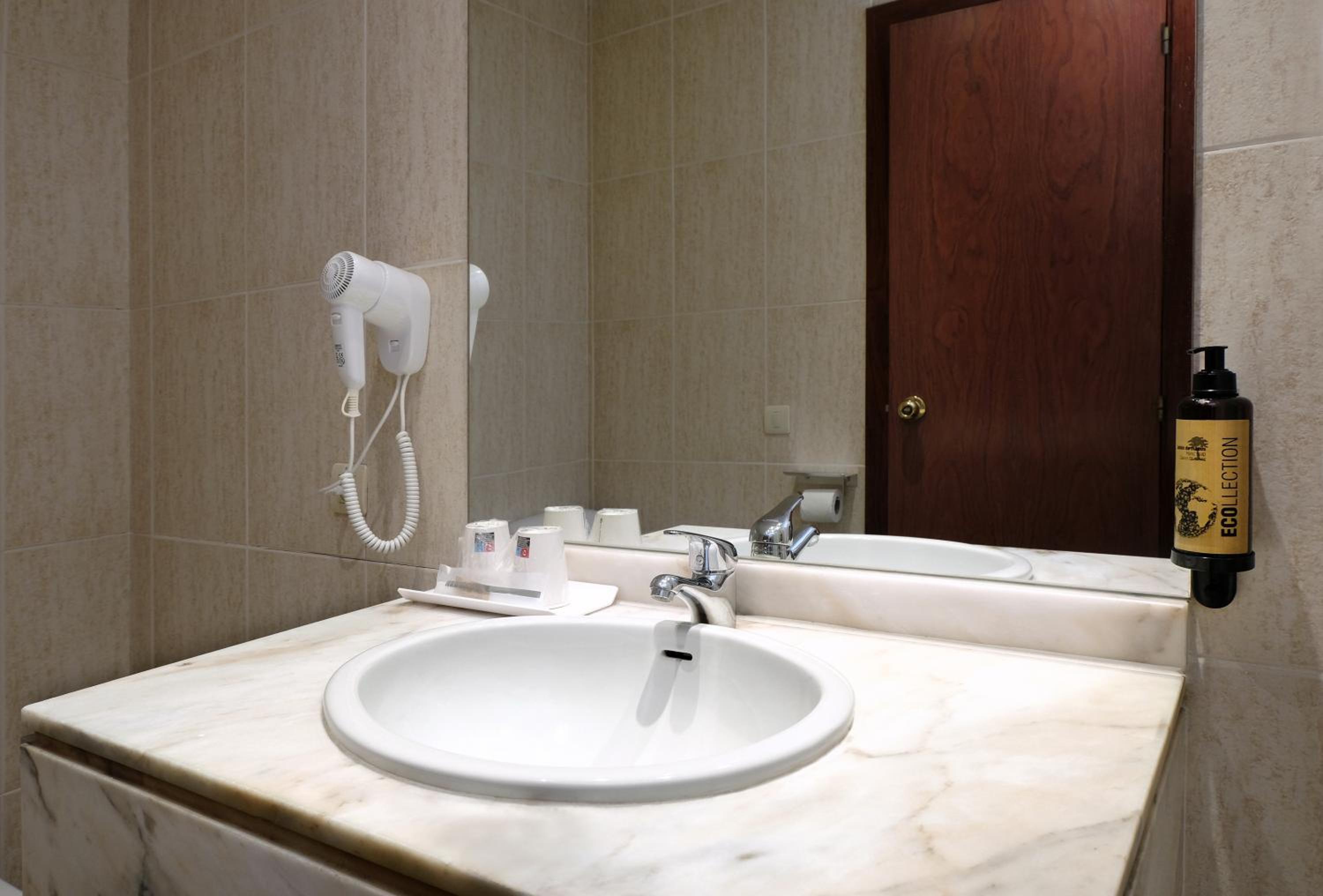 Twin Room - Photo 2