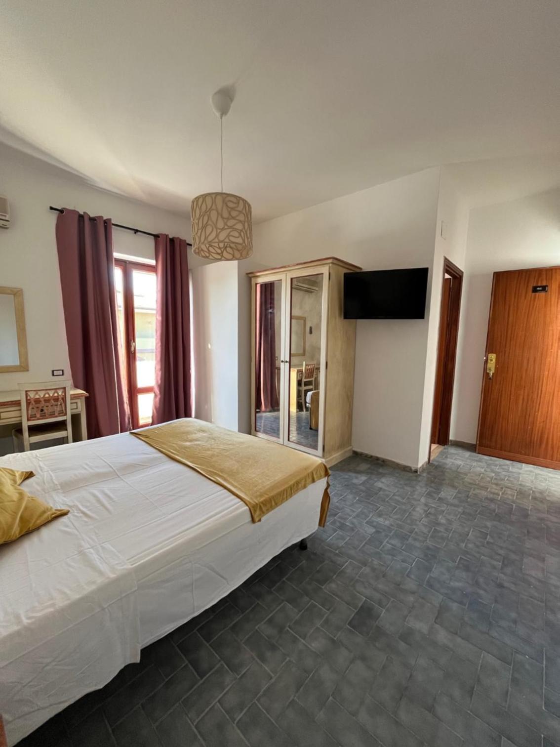 Standard Double or Twin Room photo 3