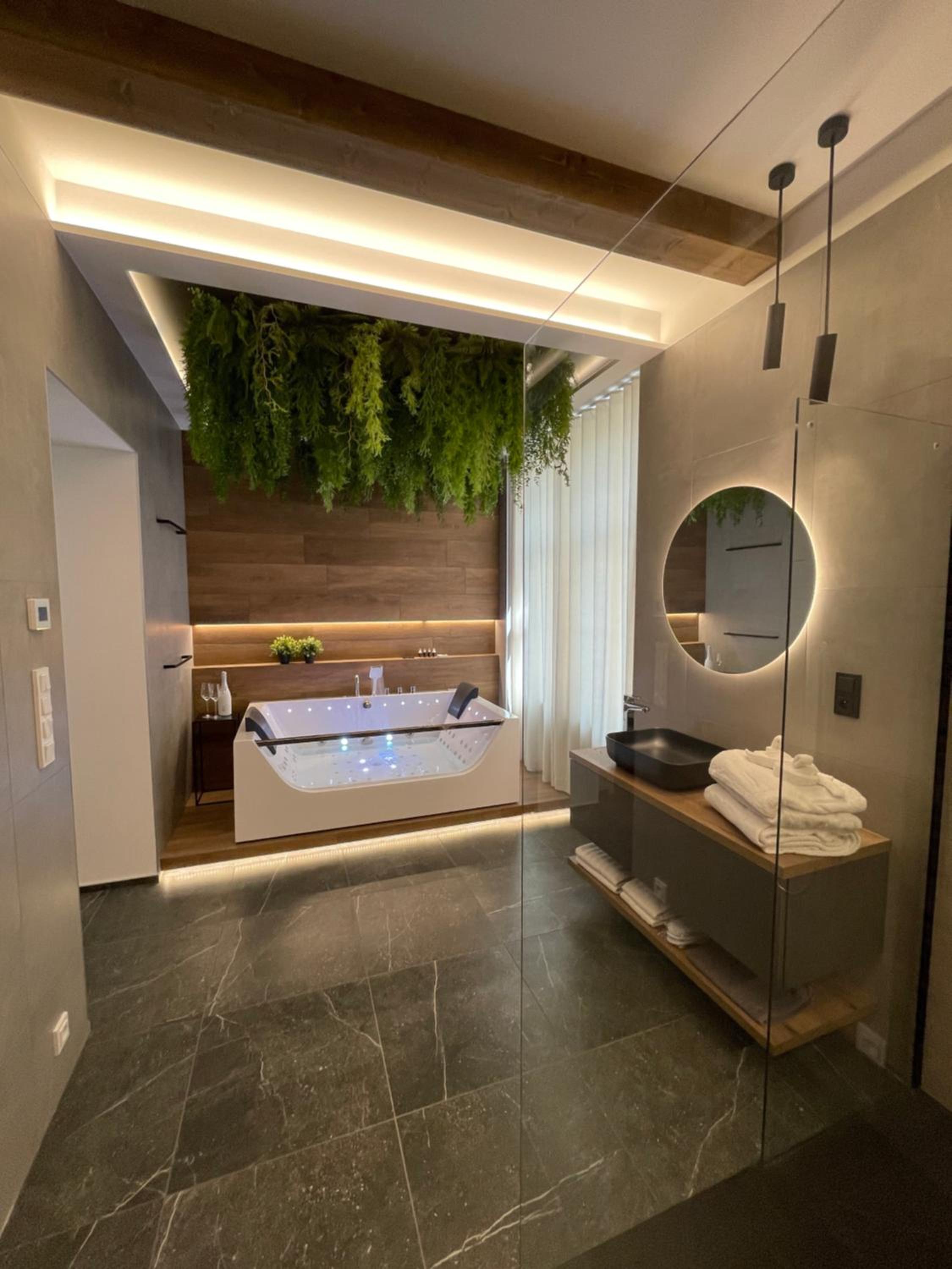King Room with Spa Bath - Photo 23