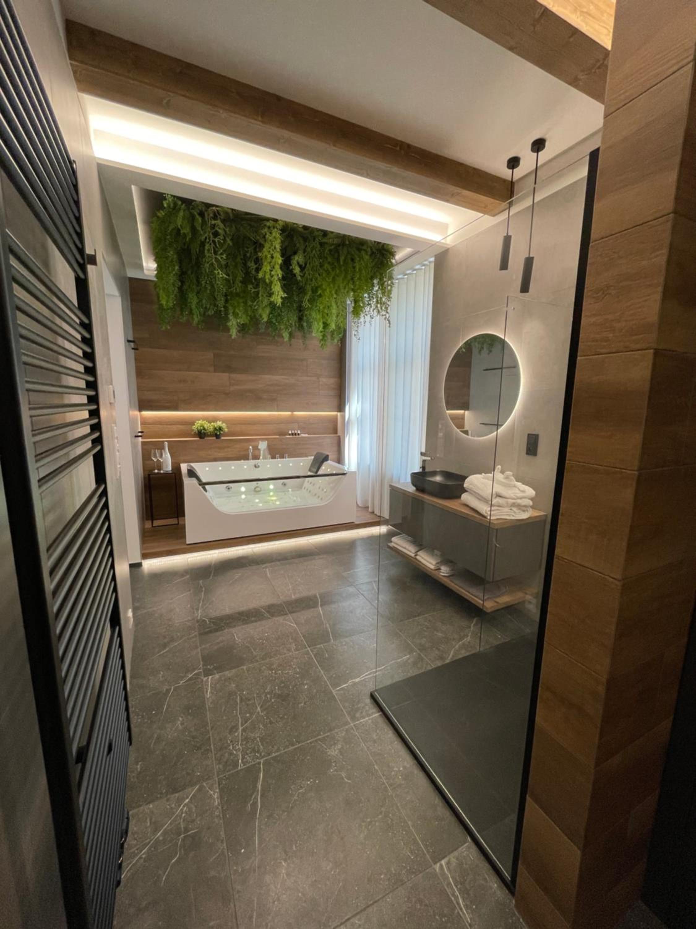 King Room with Spa Bath - Photo 32
