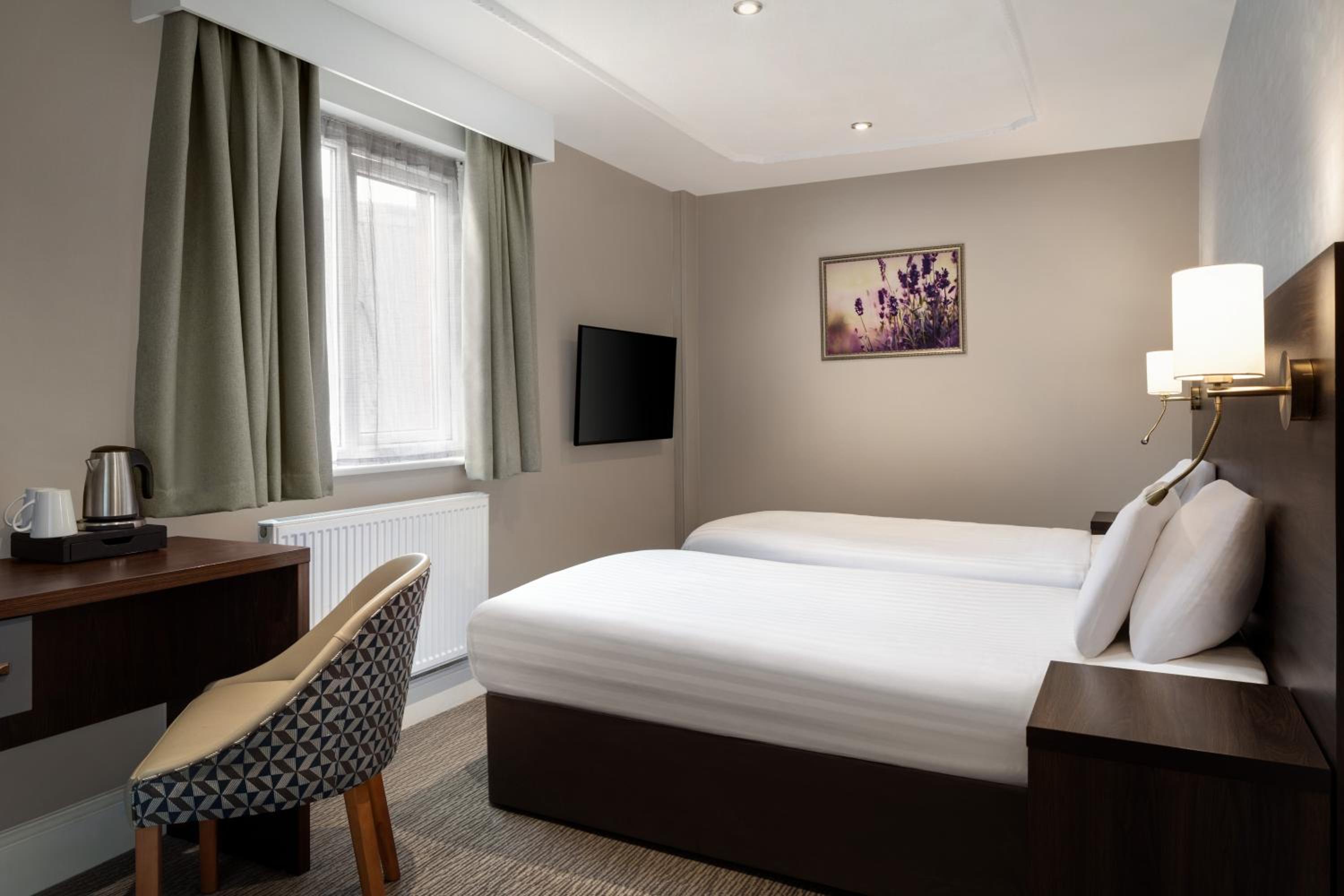 Double Room with 2 Twin Beds - Non-Smoking - Photo 13
