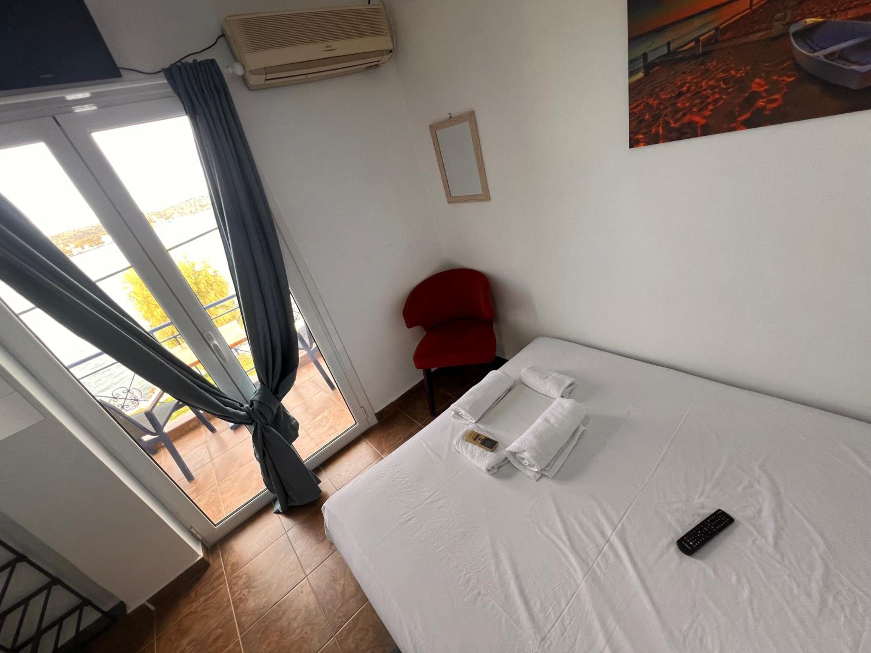 Two-Bedroom Suite with balcony and sea view photo 2