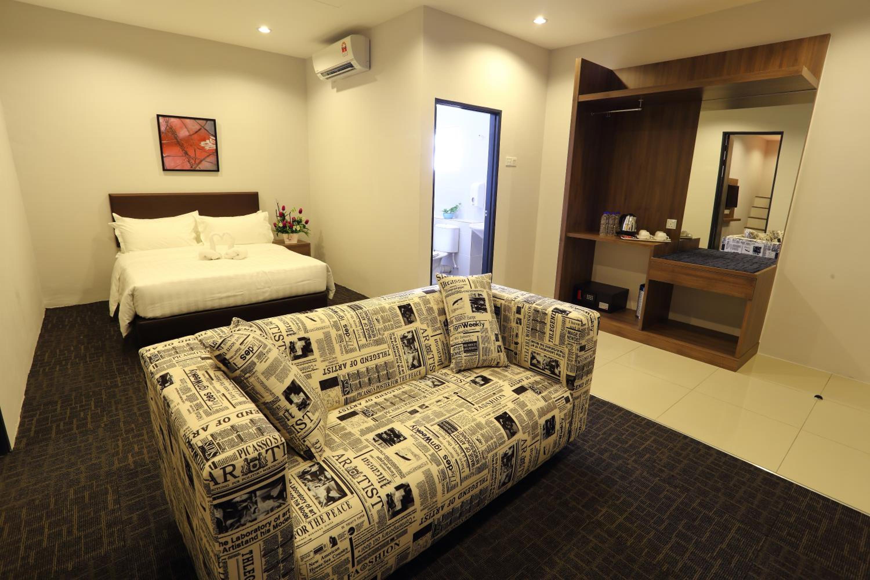 Family Suite Outer Room photo 2