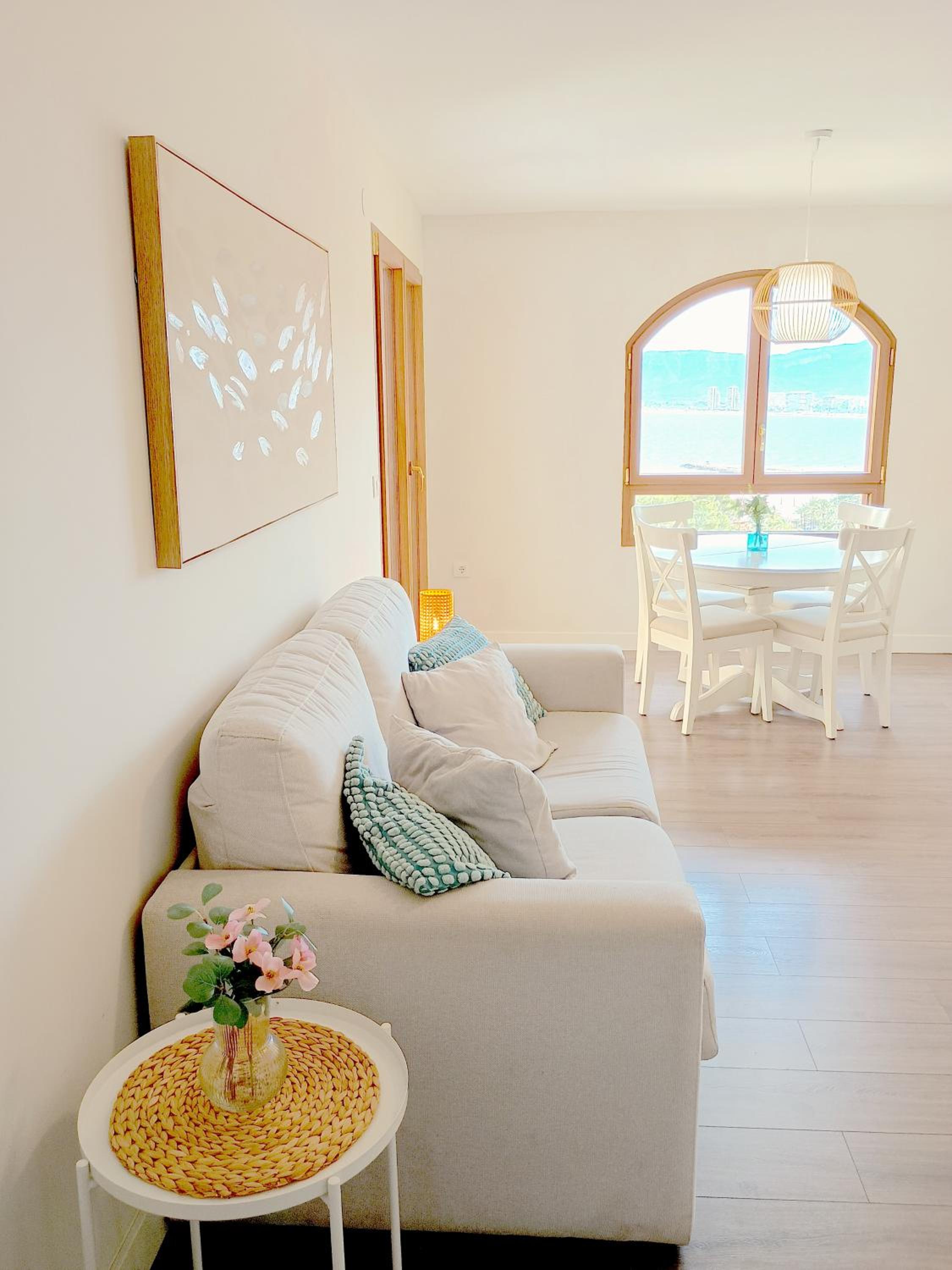 Apartamento de dos habitaciones con balcón y vista al mar