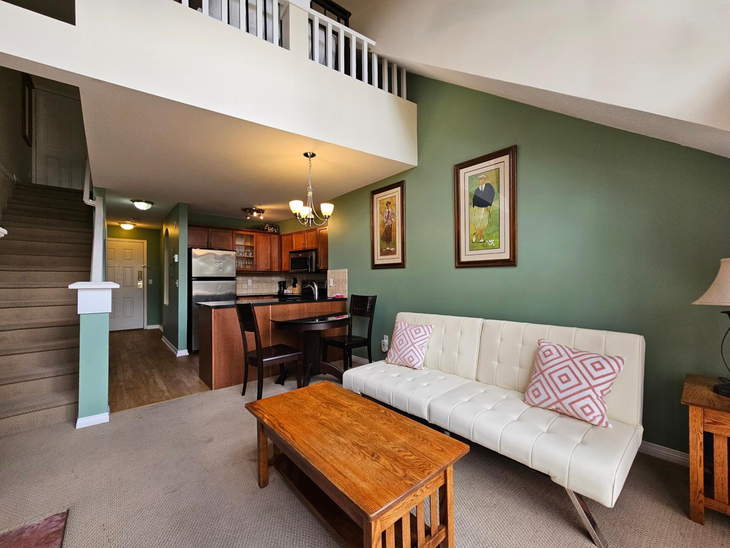 One-Bedroom Loft Apartment with One Queen Bed