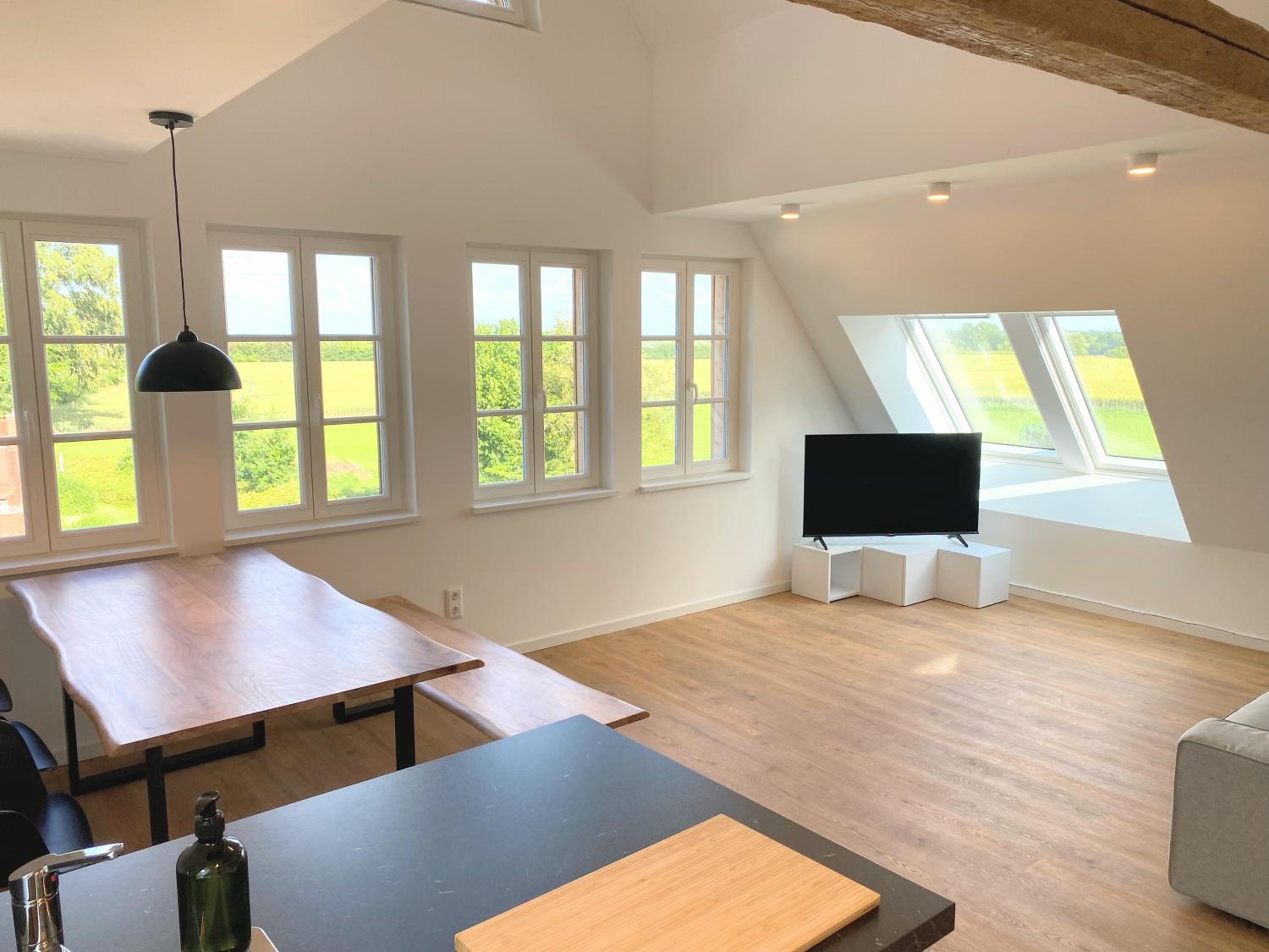 Three-Bedroom Apartment with View photo 3