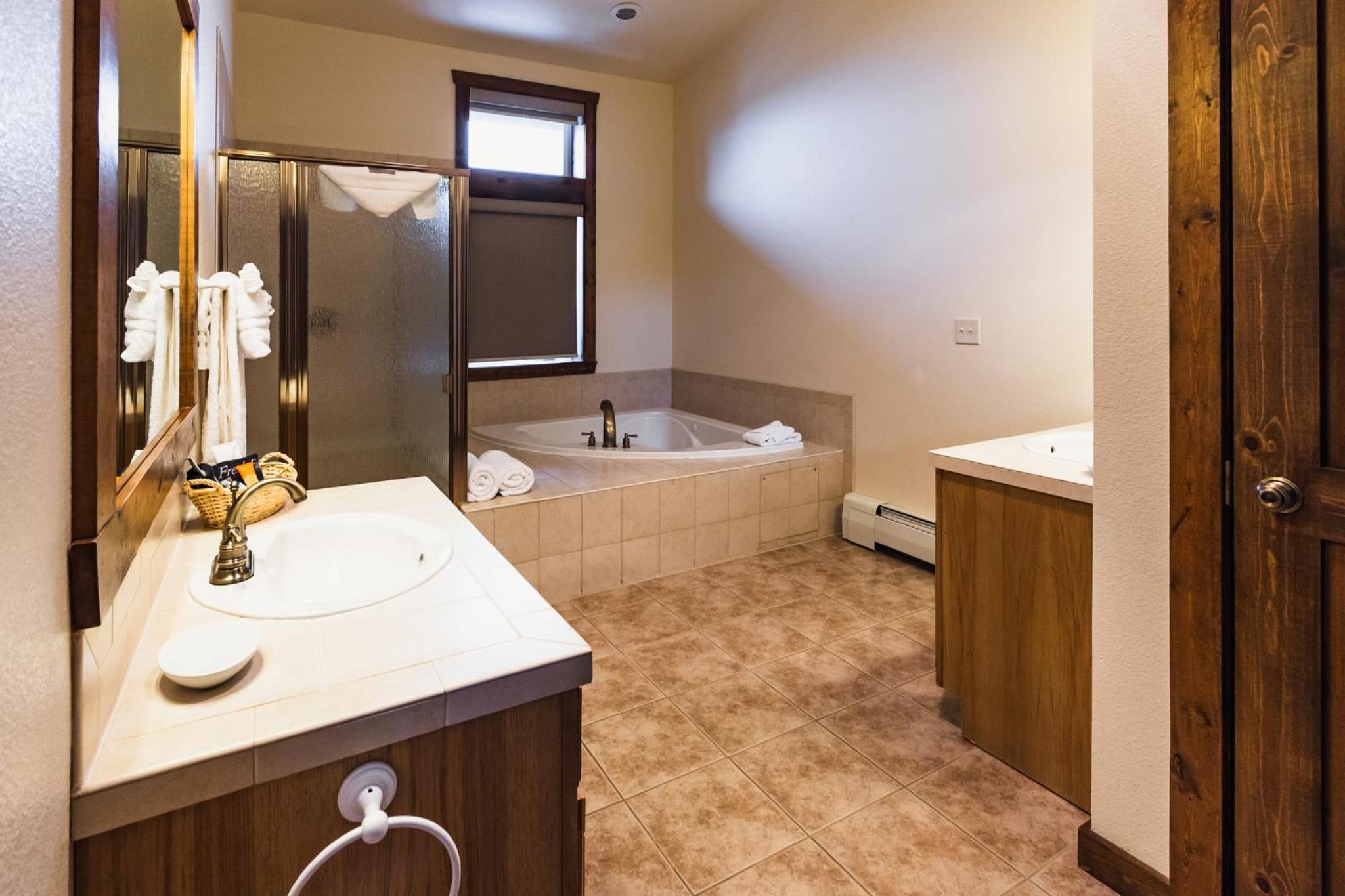 Superior King Suite - Photo 3