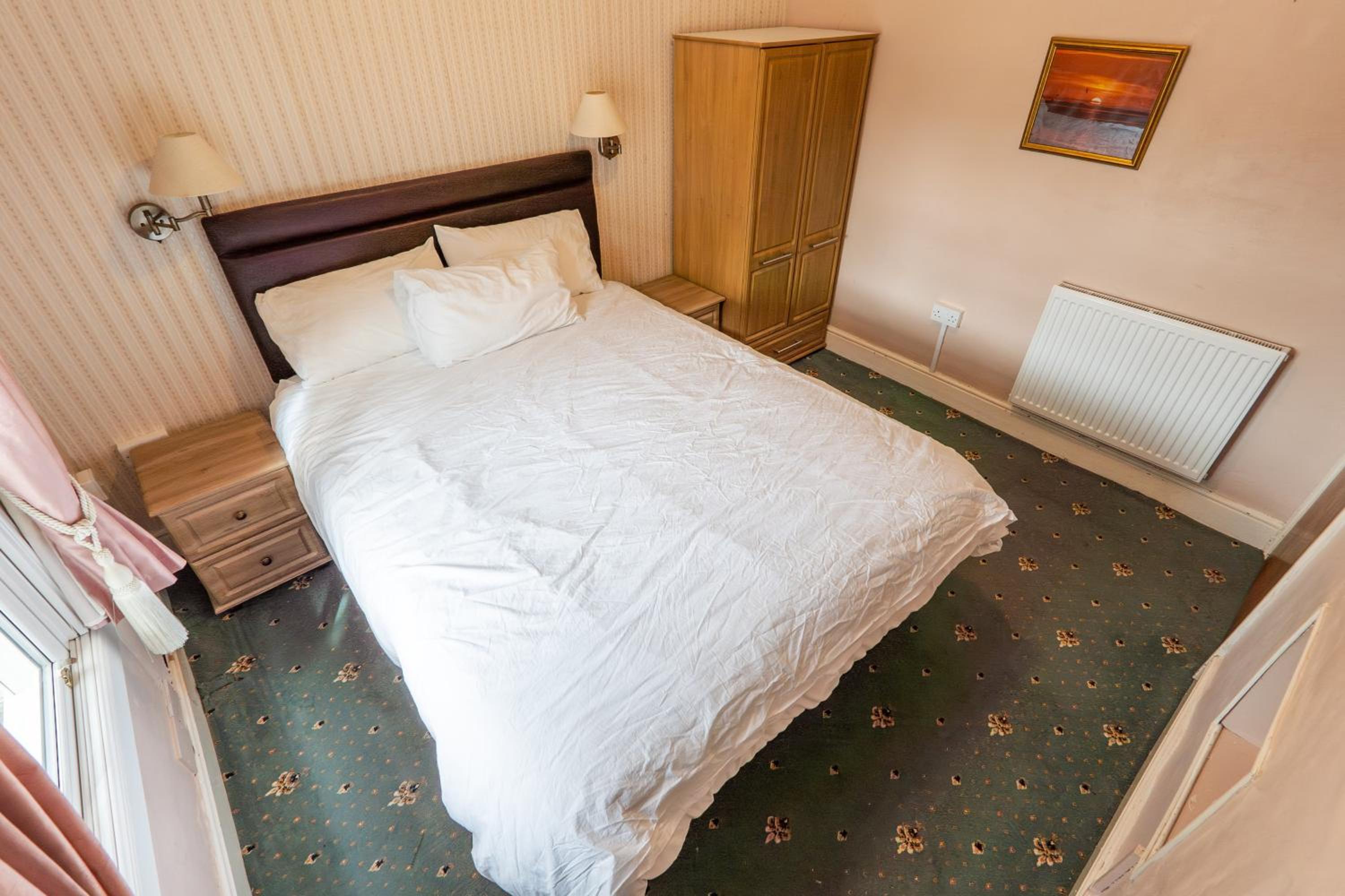 Seven-Bedroom House photo 2