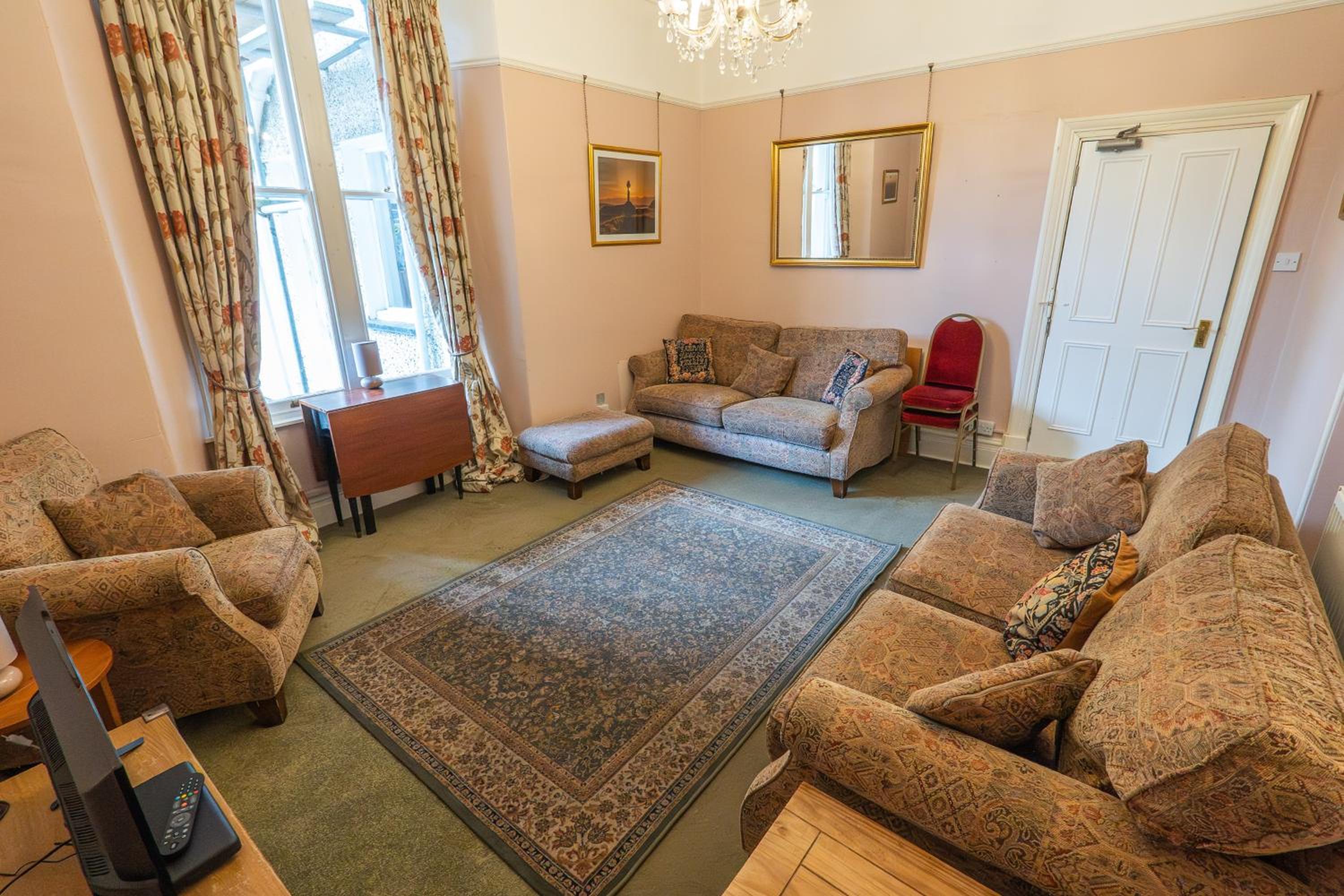 Seven-Bedroom House photo 2