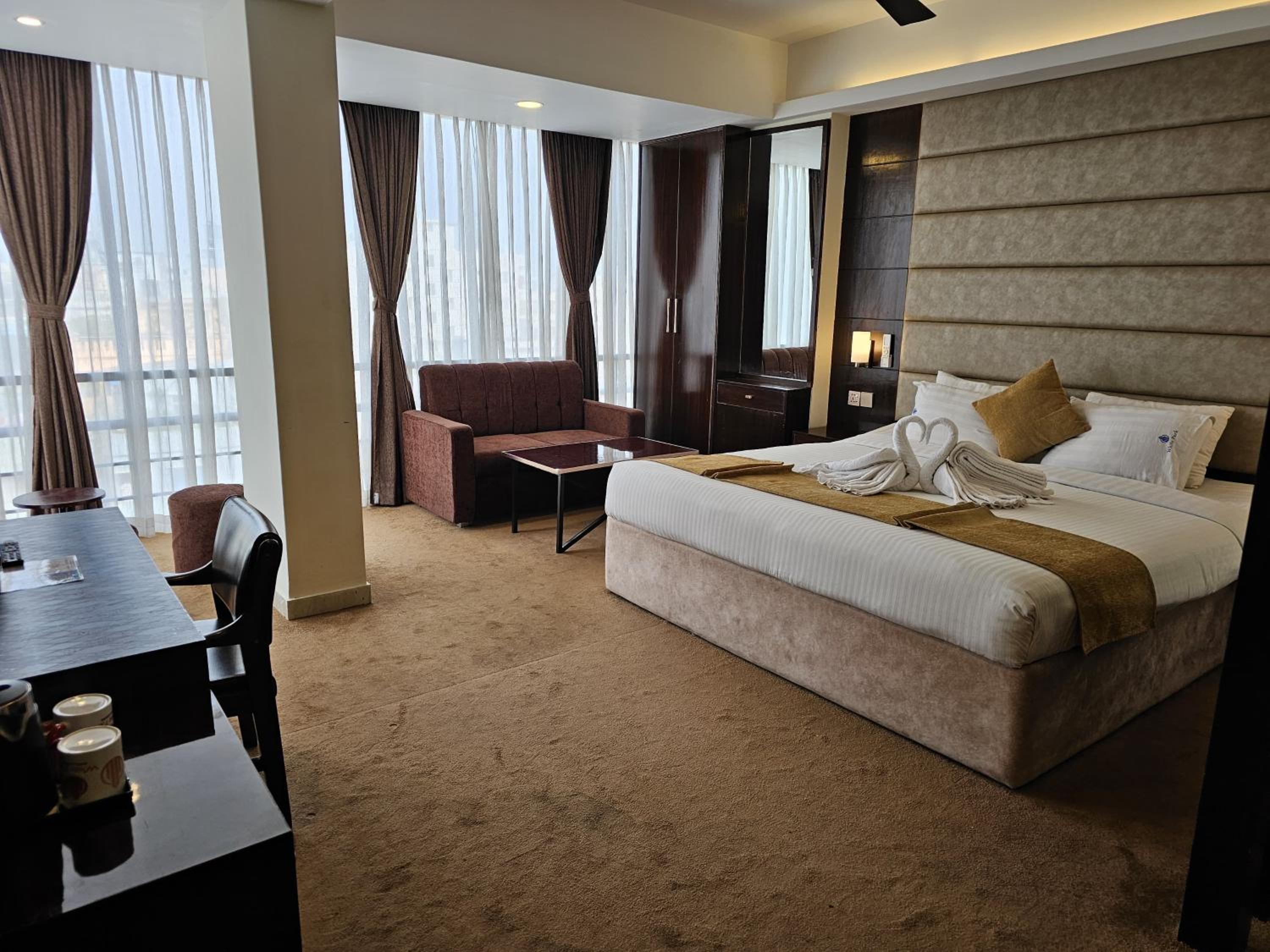 Deluxe King Room photo 1