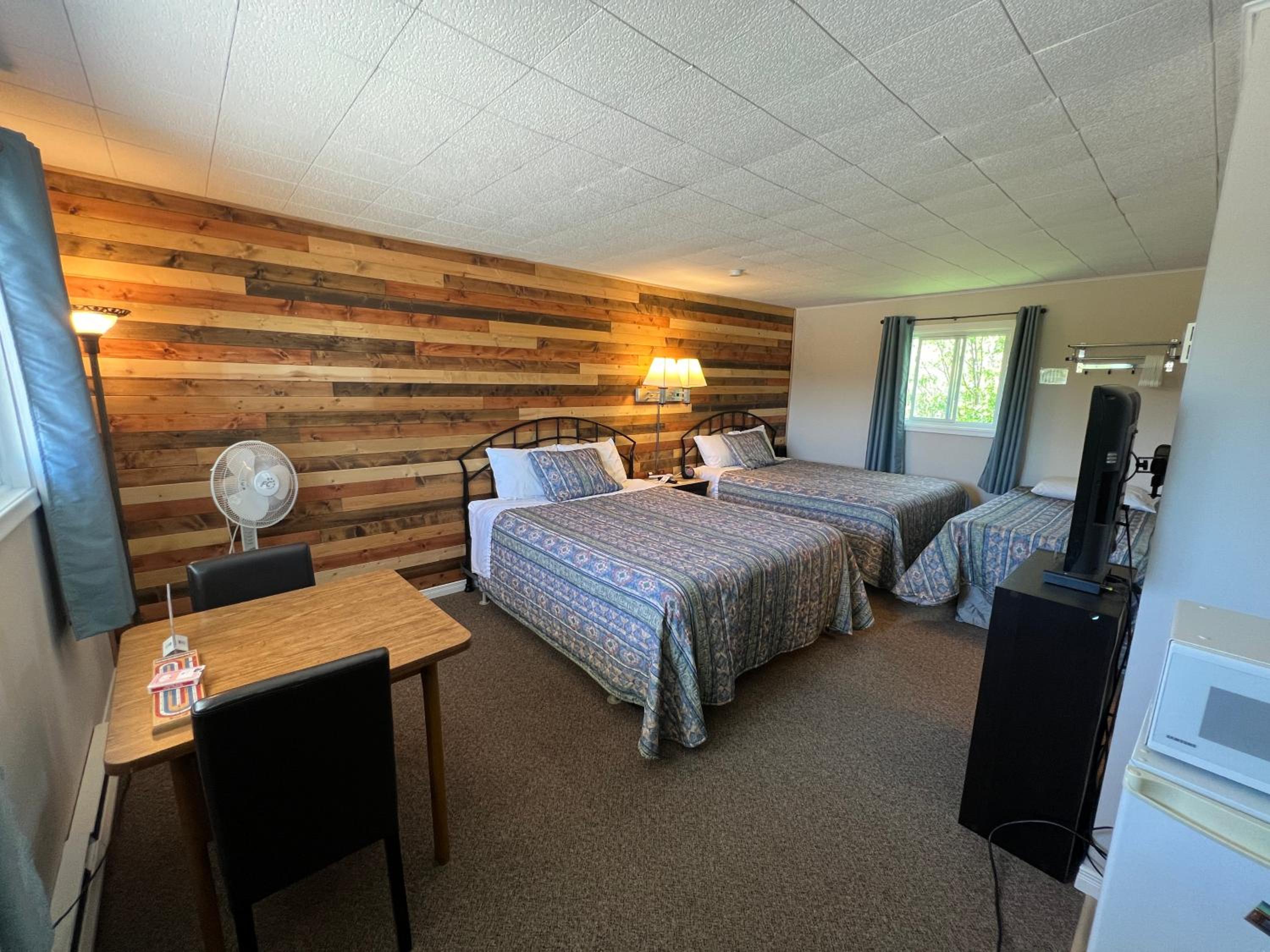 Superior Family Room photo 1
