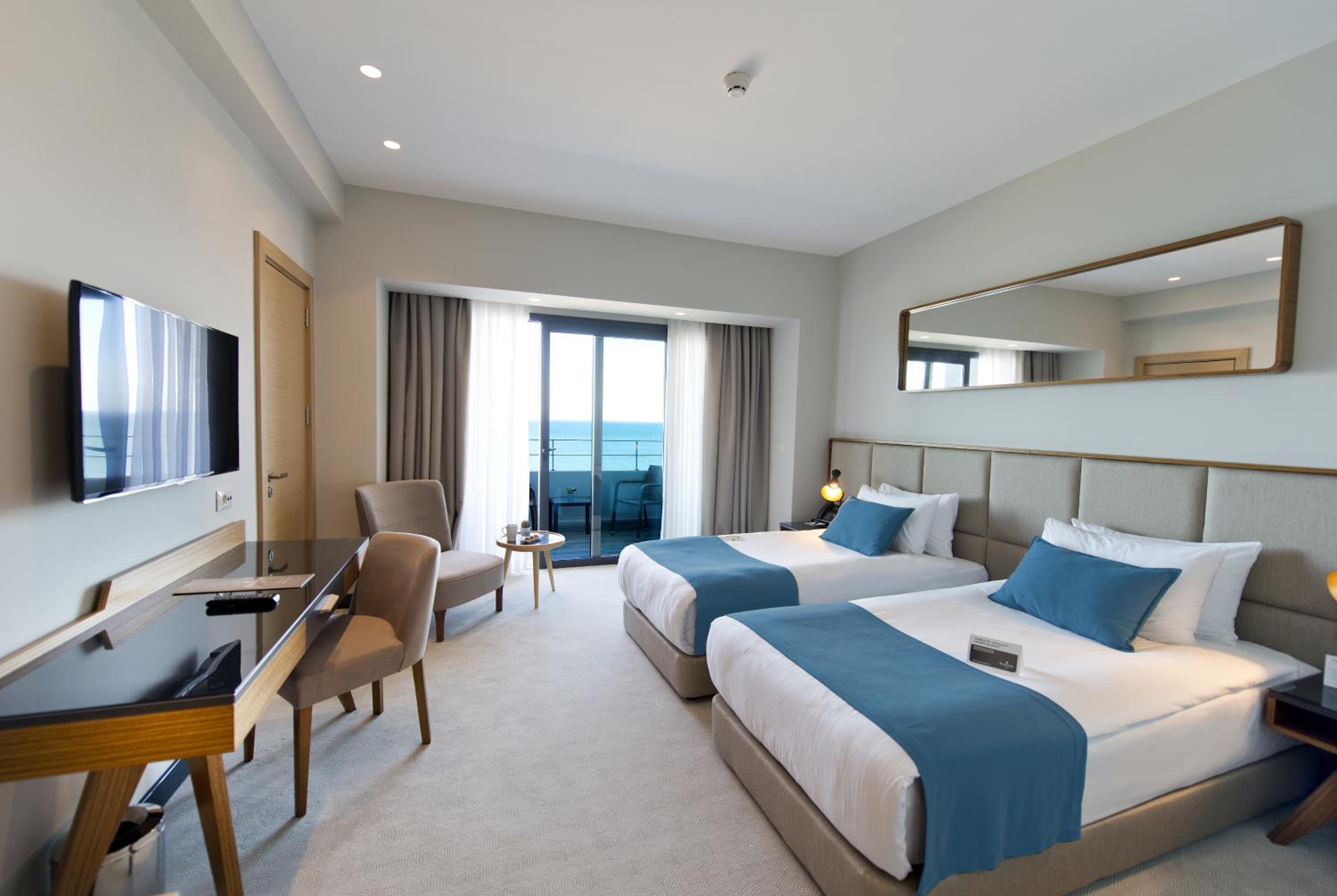 Deluxe Room with Sea View - Photo 2