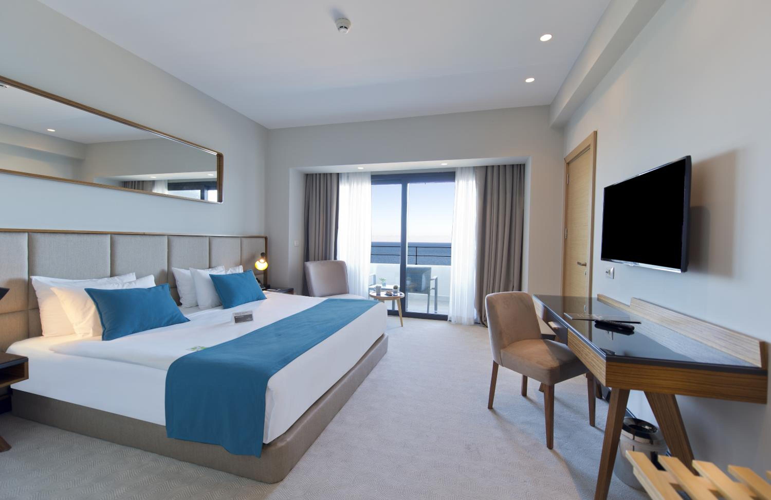 Deluxe Room with Sea View - Photo 1