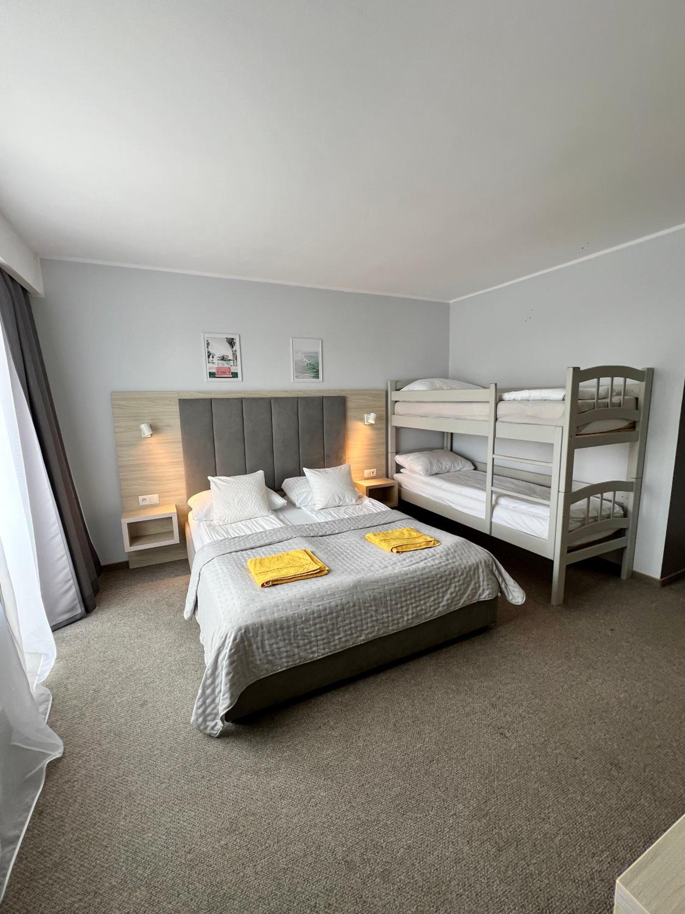 Quadruple Room with Balcony - Photo 7